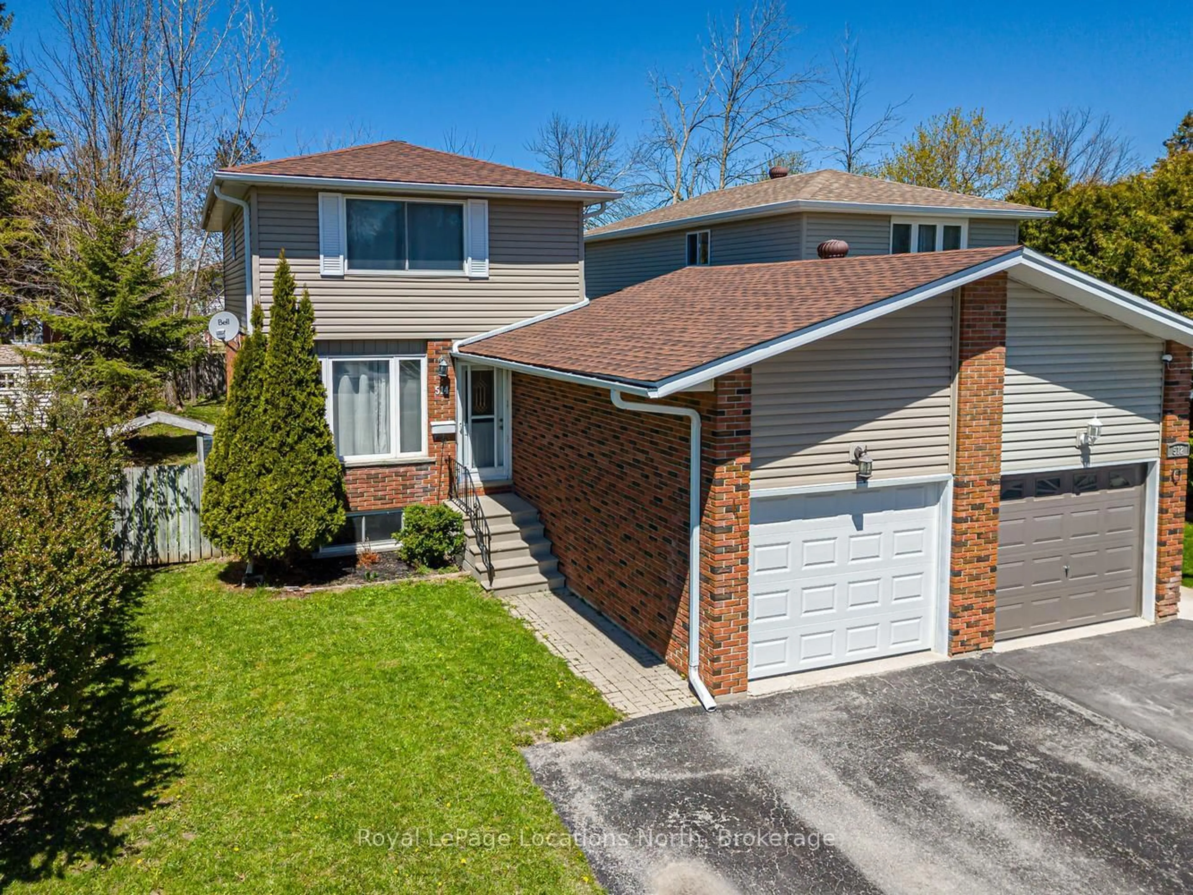 A pic from outside/outdoor area/front of a property/back of a property/a pic from drone, street for 514 Tenth St, Collingwood Ontario L9Y 2H3
