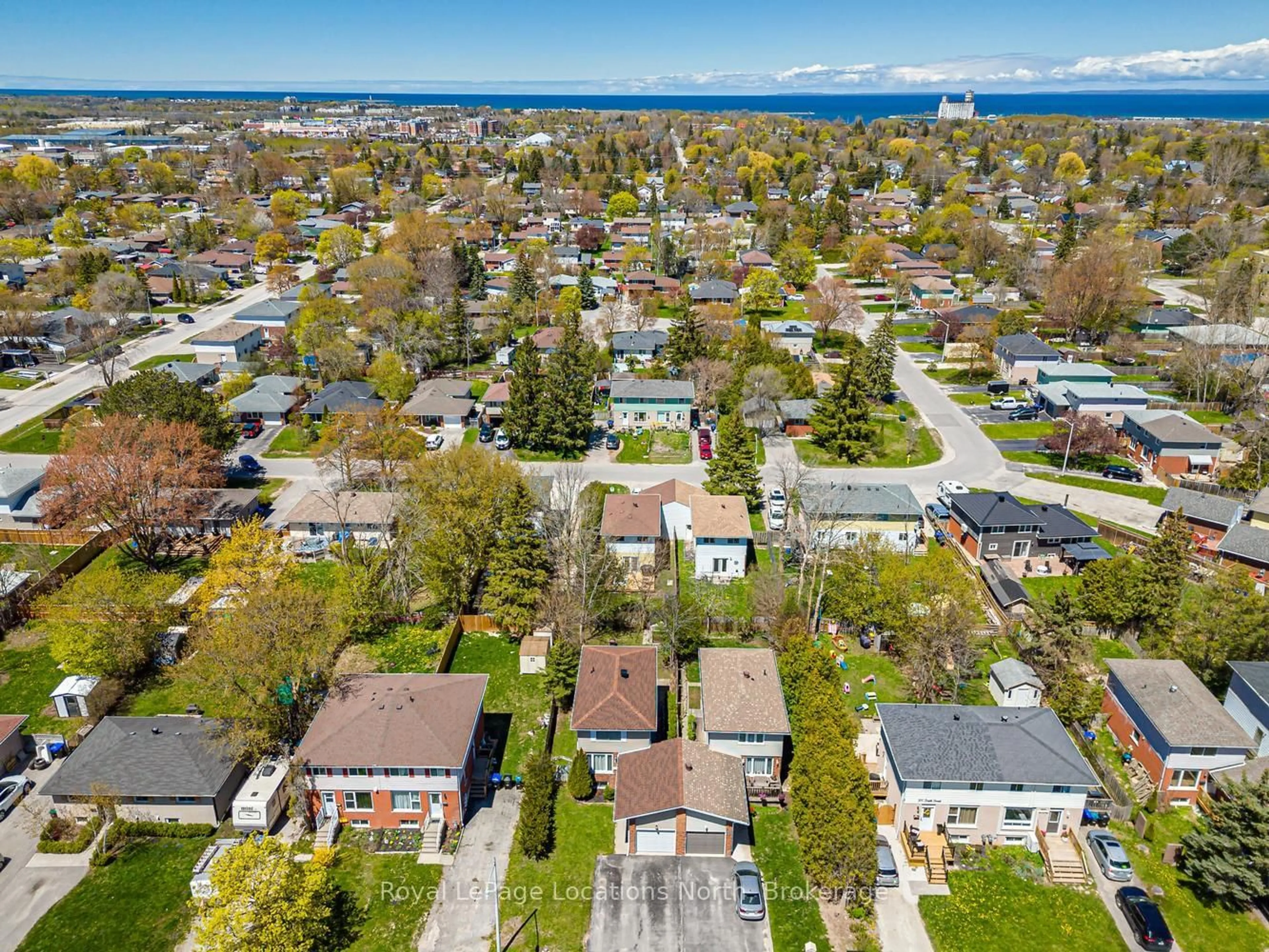 A pic from outside/outdoor area/front of a property/back of a property/a pic from drone, street for 514 Tenth St, Collingwood Ontario L9Y 2H3