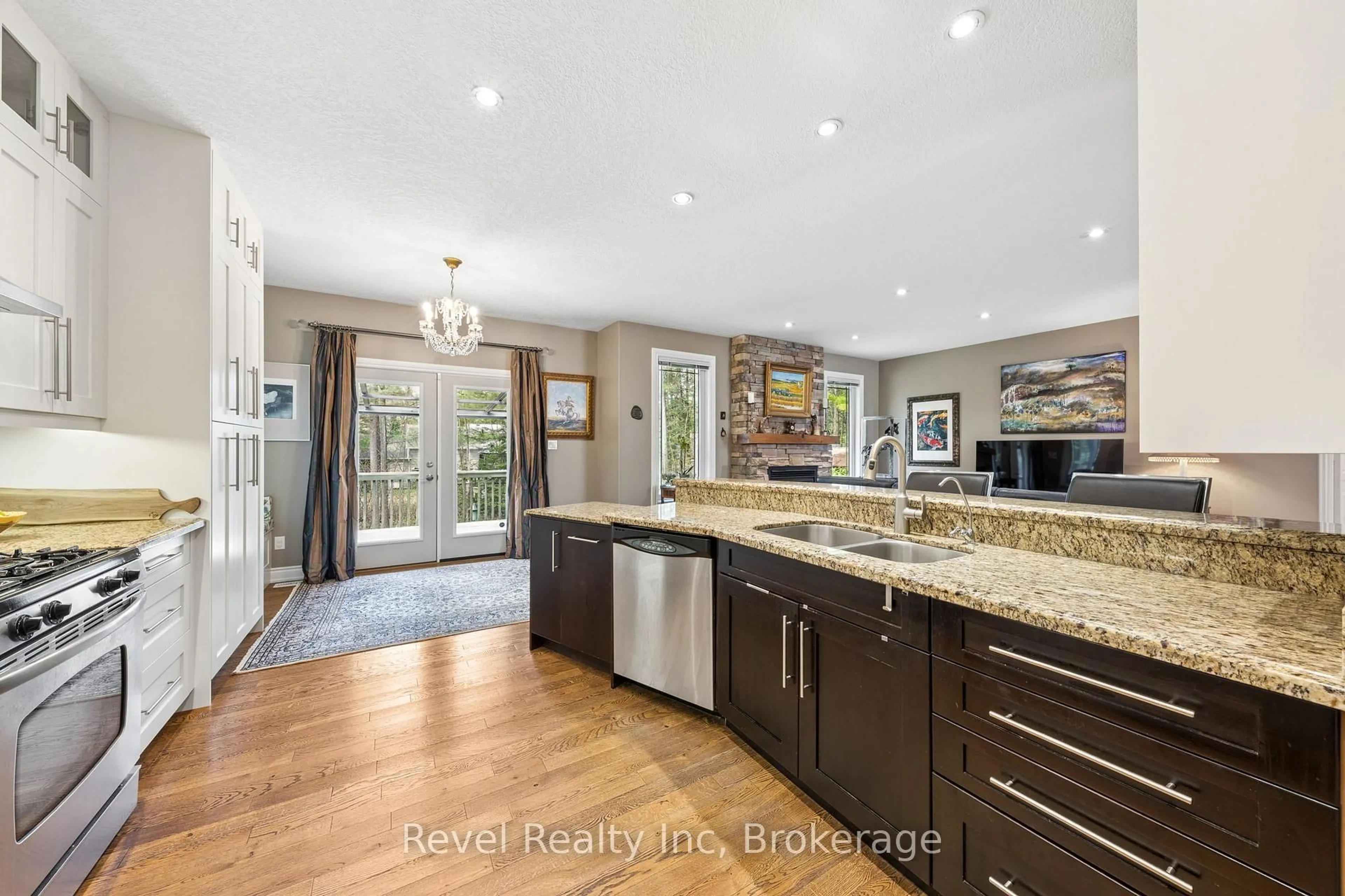 Open concept kitchen, ceramic/tile floor for 54 Vincent Circ, Tiny Ontario L0L 2T0