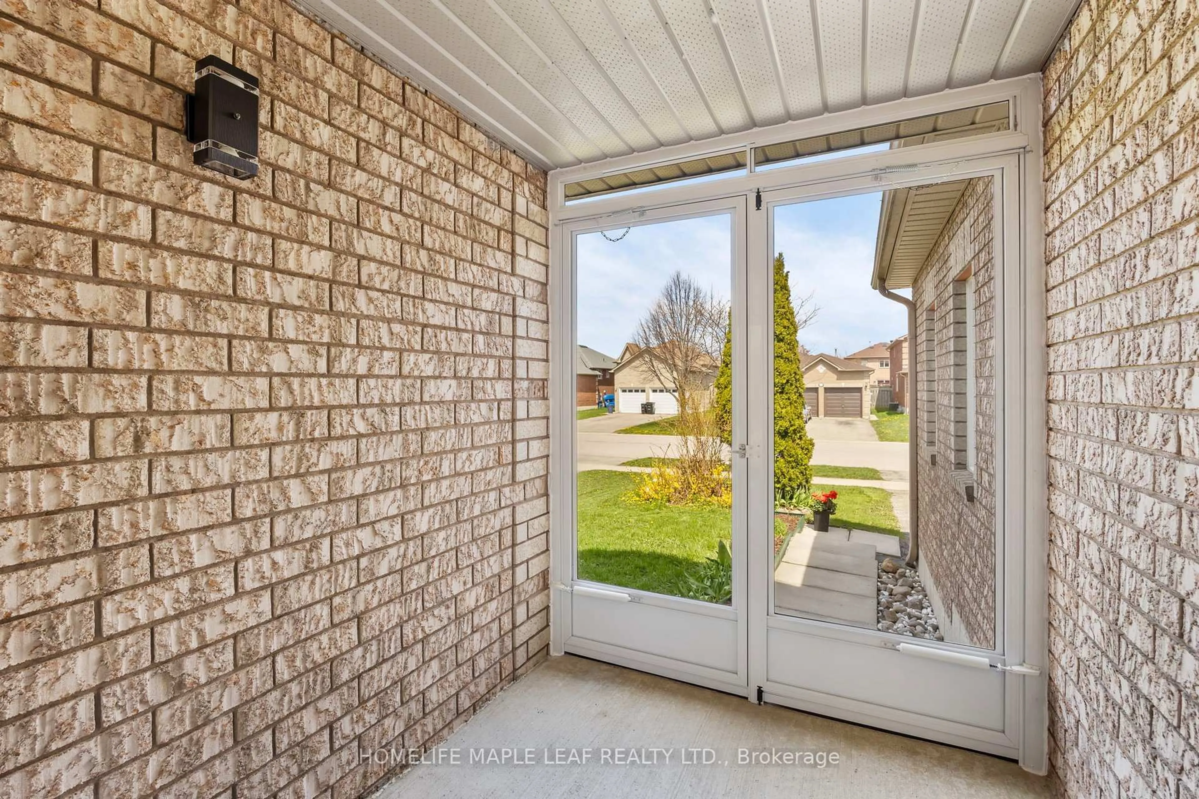 Home with brick exterior material, street for 17 Irene Dr, Barrie Ontario L4N 0Y8