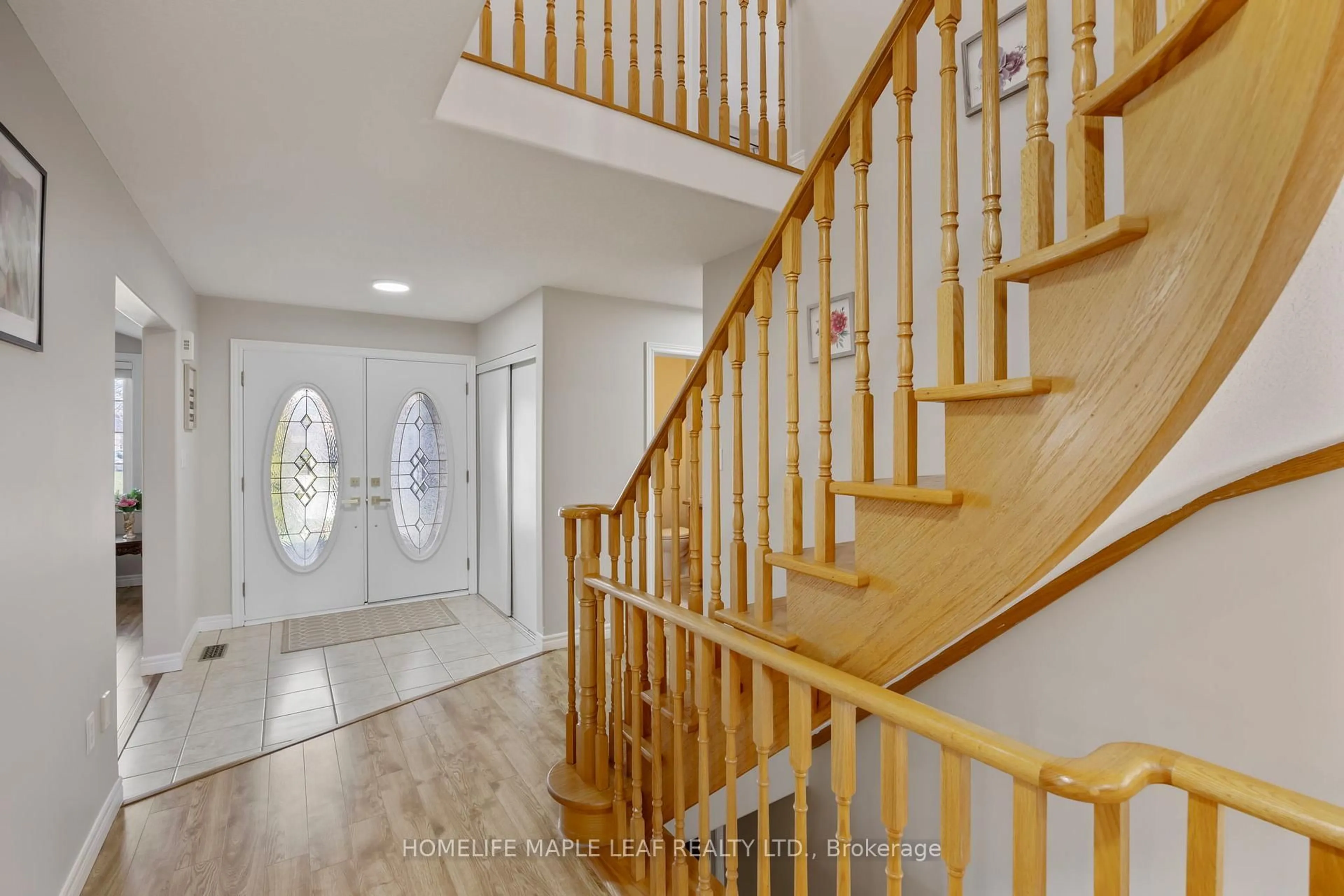 Indoor entryway for 17 Irene Dr, Barrie Ontario L4N 0Y8