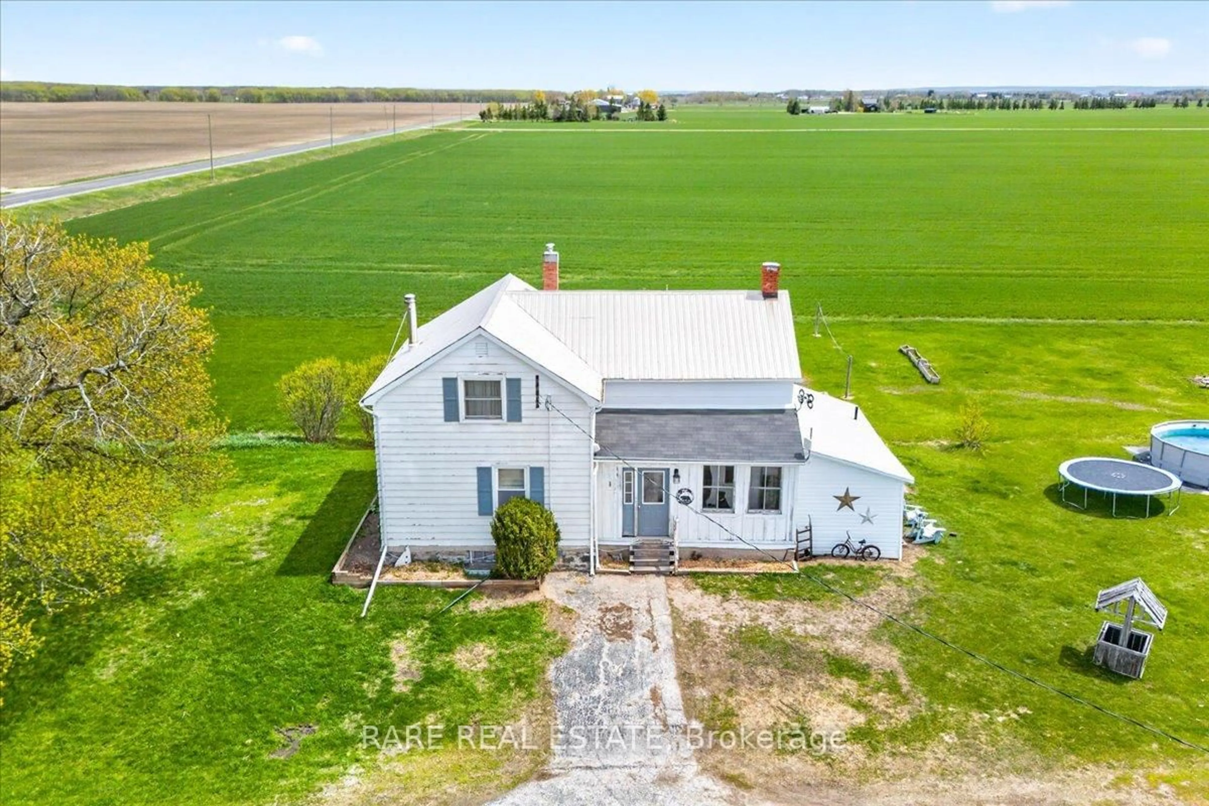 A pic from outside/outdoor area/front of a property/back of a property/a pic from drone, building for 4961 Concession 9 Rd, Clearview Ontario L0M 1S0