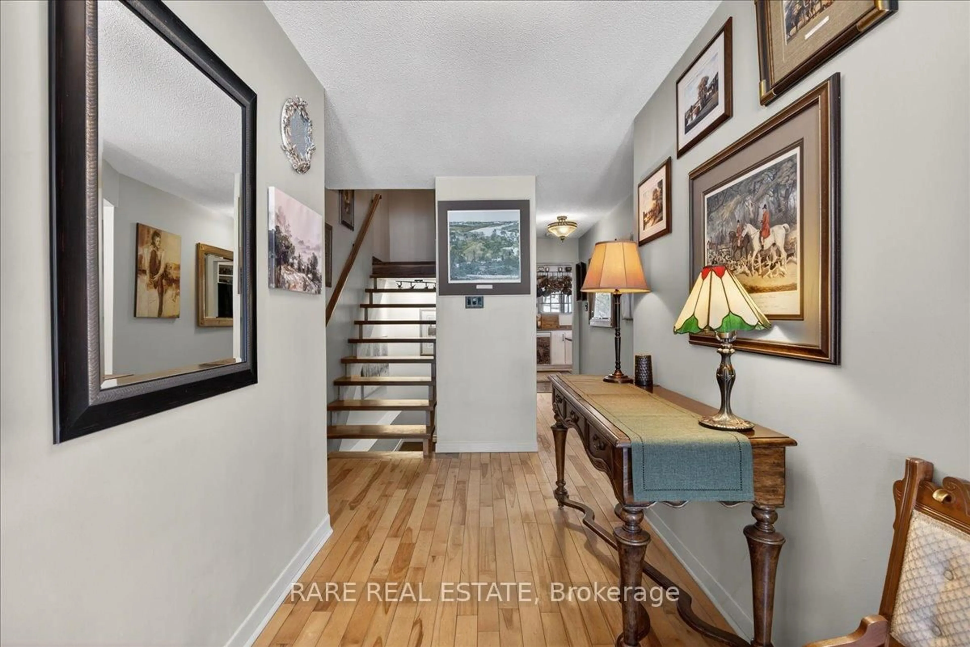 Indoor entryway for 7 Pine Spring, Oro-Medonte Ontario L4M 4Y8