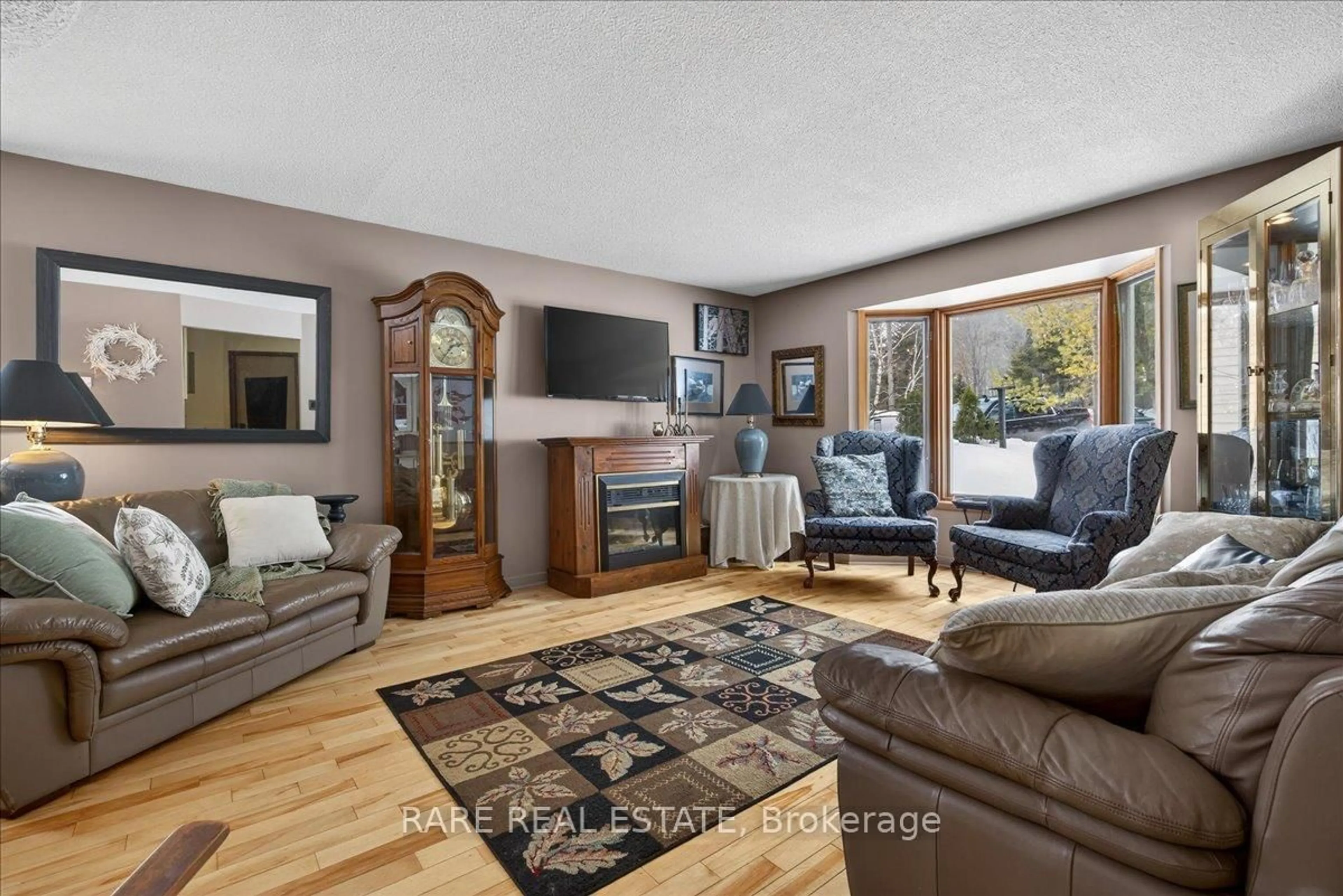 Living room with furniture, unknown for 7 Pine Spring, Oro-Medonte Ontario L4M 4Y8