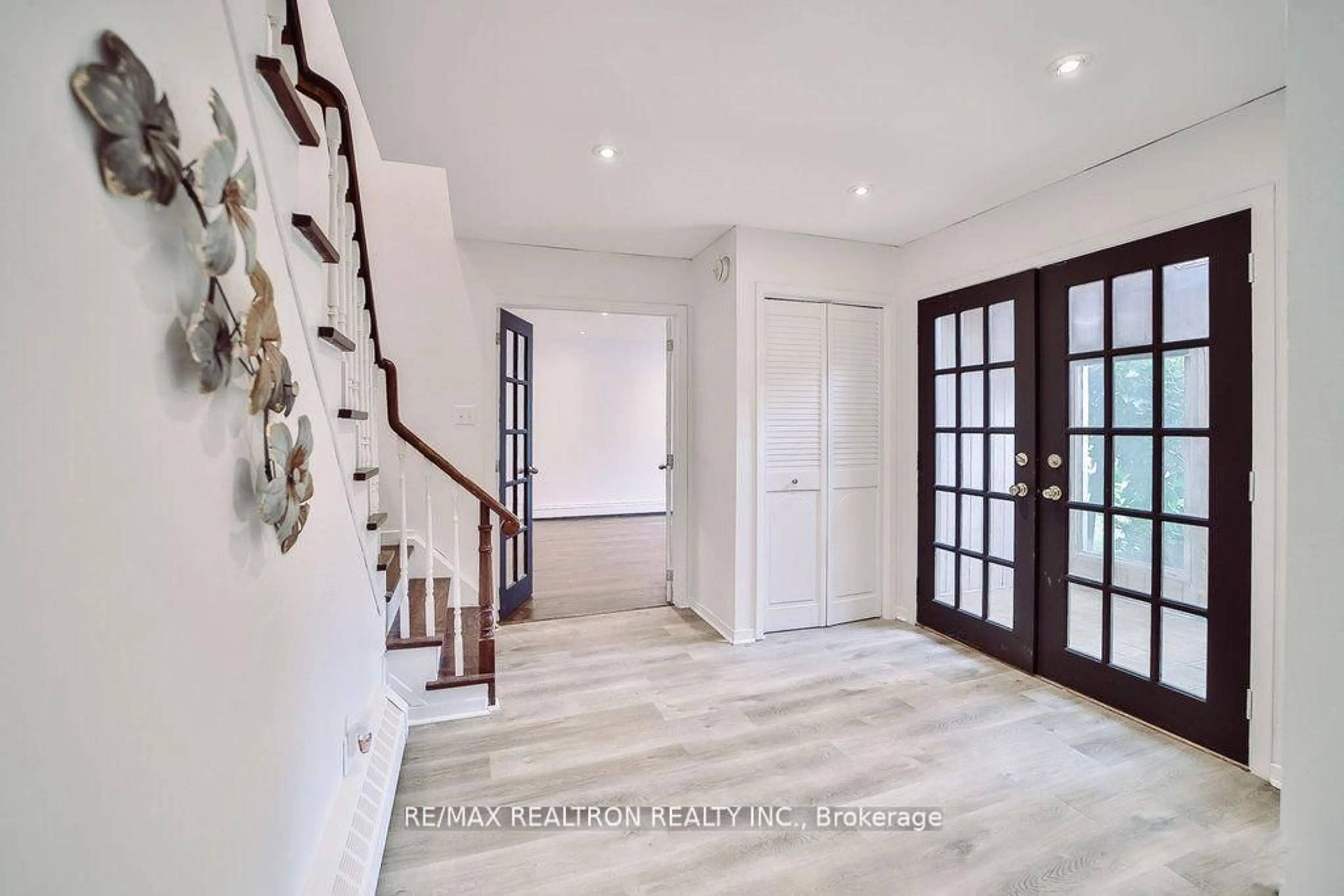 Indoor entryway for 18 Debra Cres, Barrie Ontario L4N 3T1