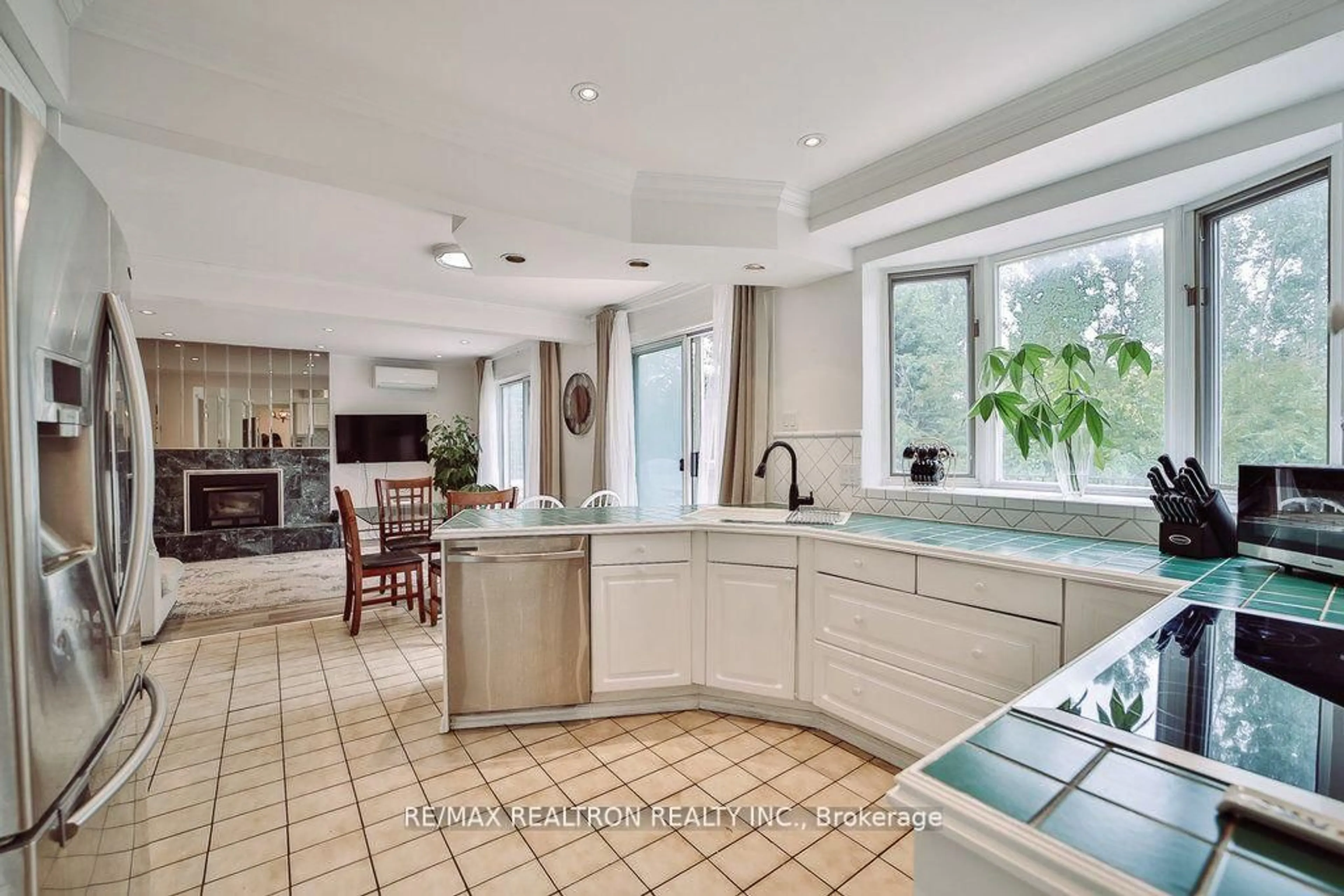 Contemporary kitchen, ceramic/tile floor for 18 Debra Cres, Barrie Ontario L4N 3T1