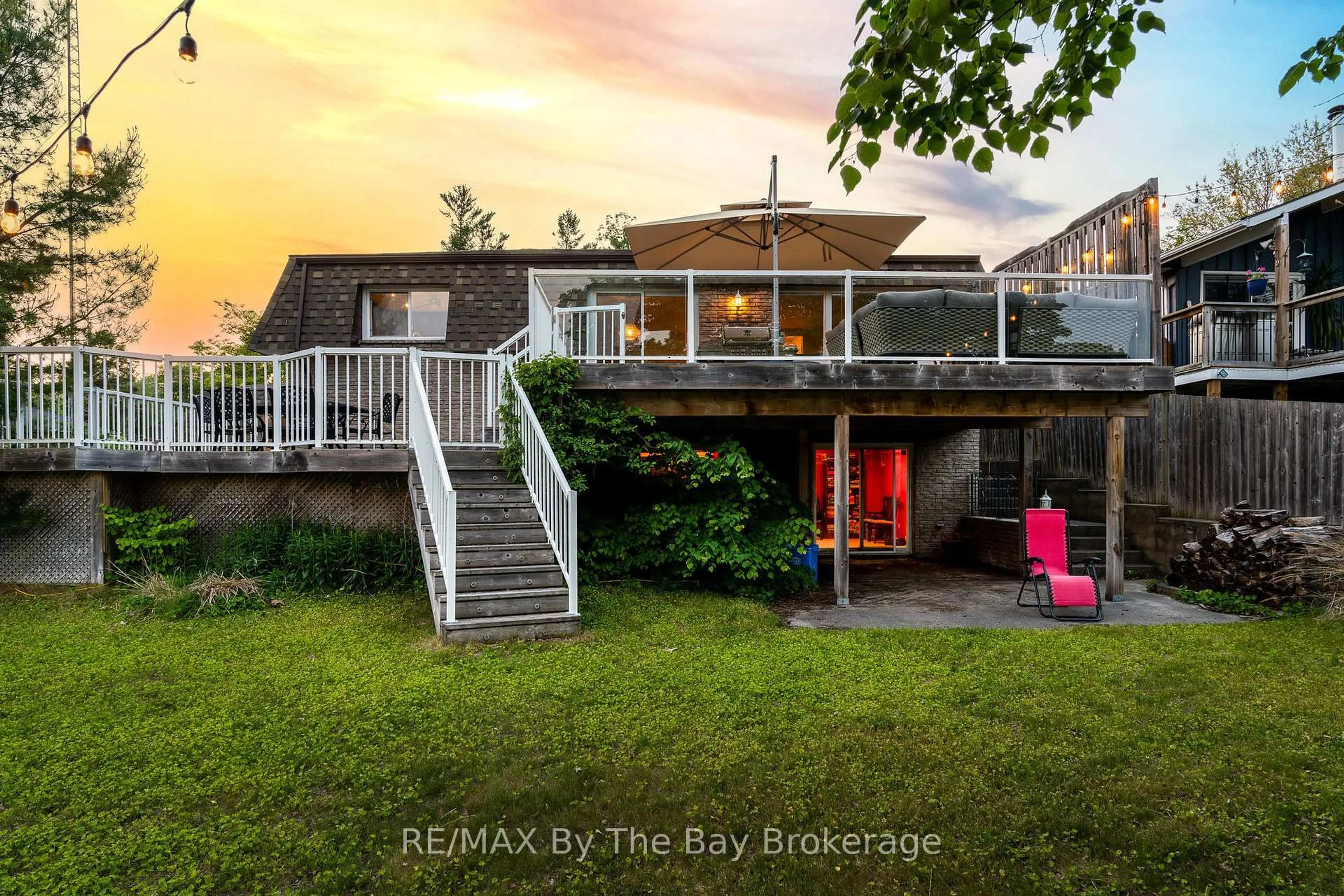 A pic from outside/outdoor area/front of a property/back of a property/a pic from drone, unknown for 83 OLD MOSLEY St, Wasaga Beach Ontario L9Z 2J5