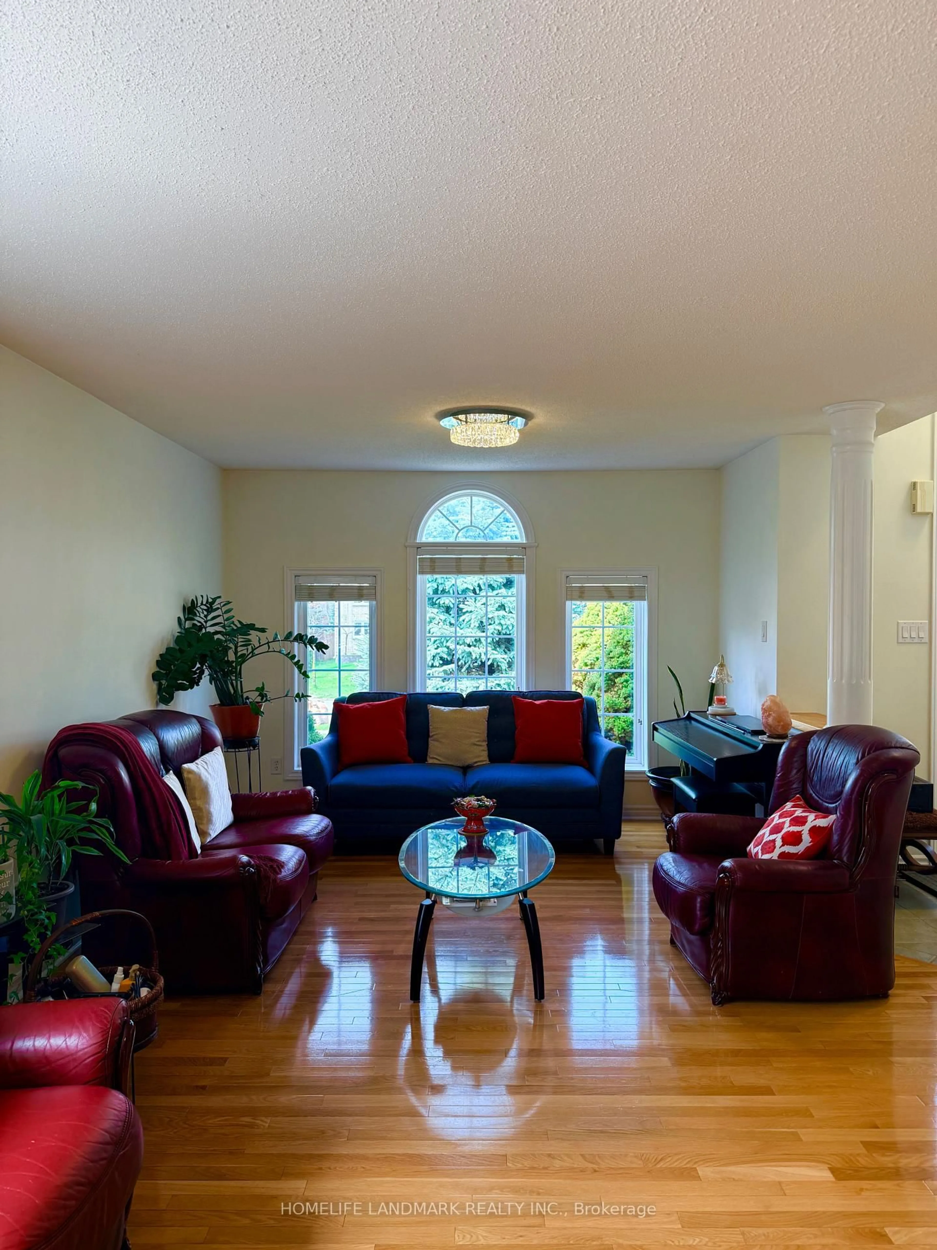 Living room with furniture, unknown for 15 Jagges Dr, Barrie Ontario L4N 0X1