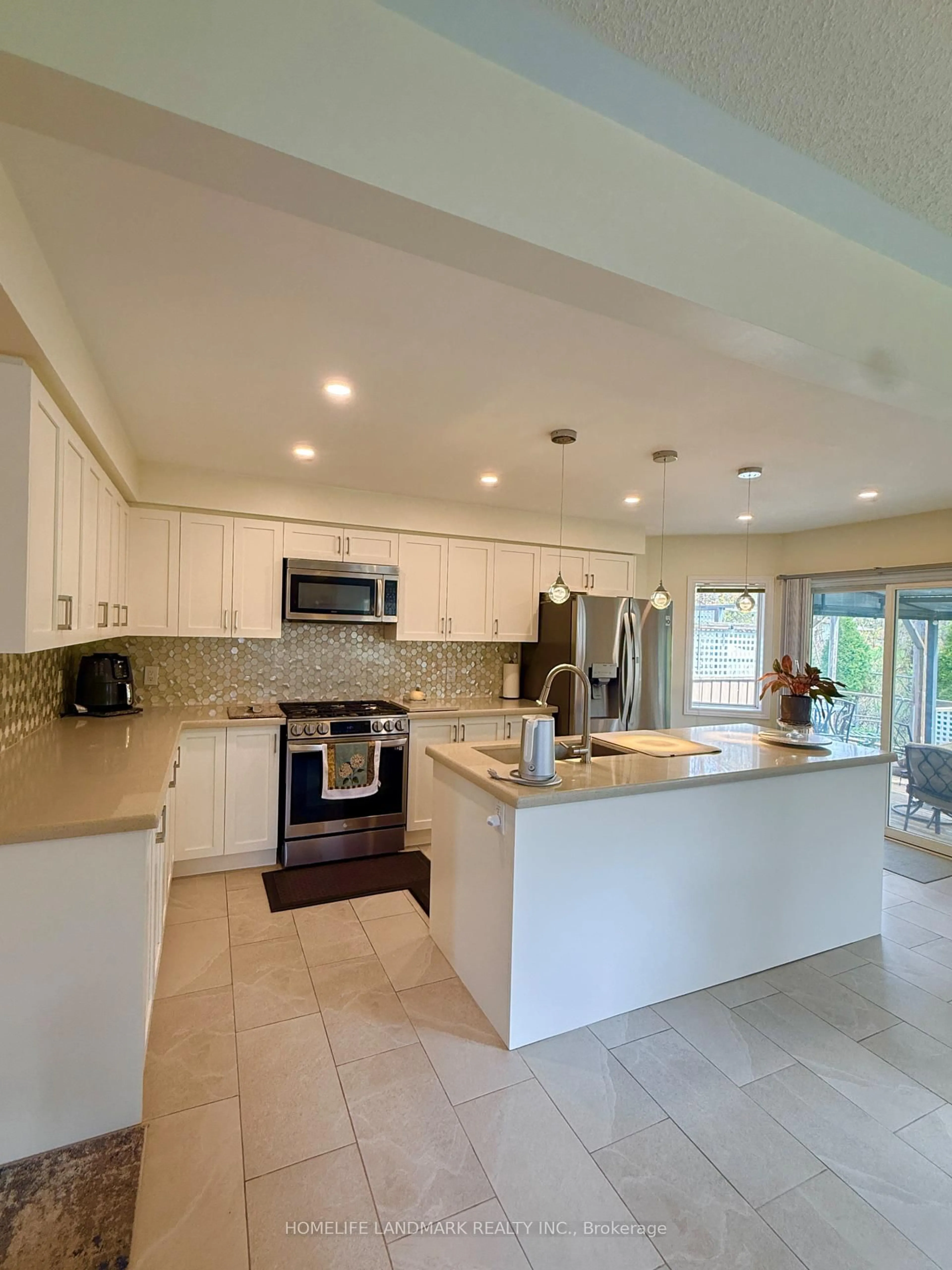 Open concept kitchen, ceramic/tile floor for 15 Jagges Dr, Barrie Ontario L4N 0X1