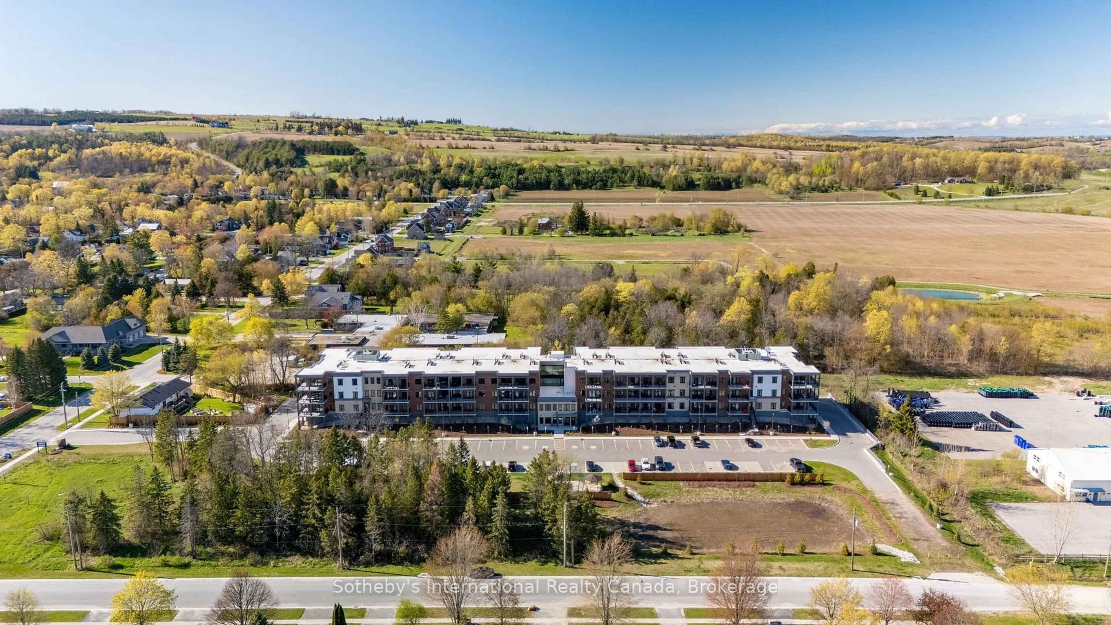 A pic from outside/outdoor area/front of a property/back of a property/a pic from drone, unknown for 121 Mary St #417, Clearview Ontario L0M 1G0