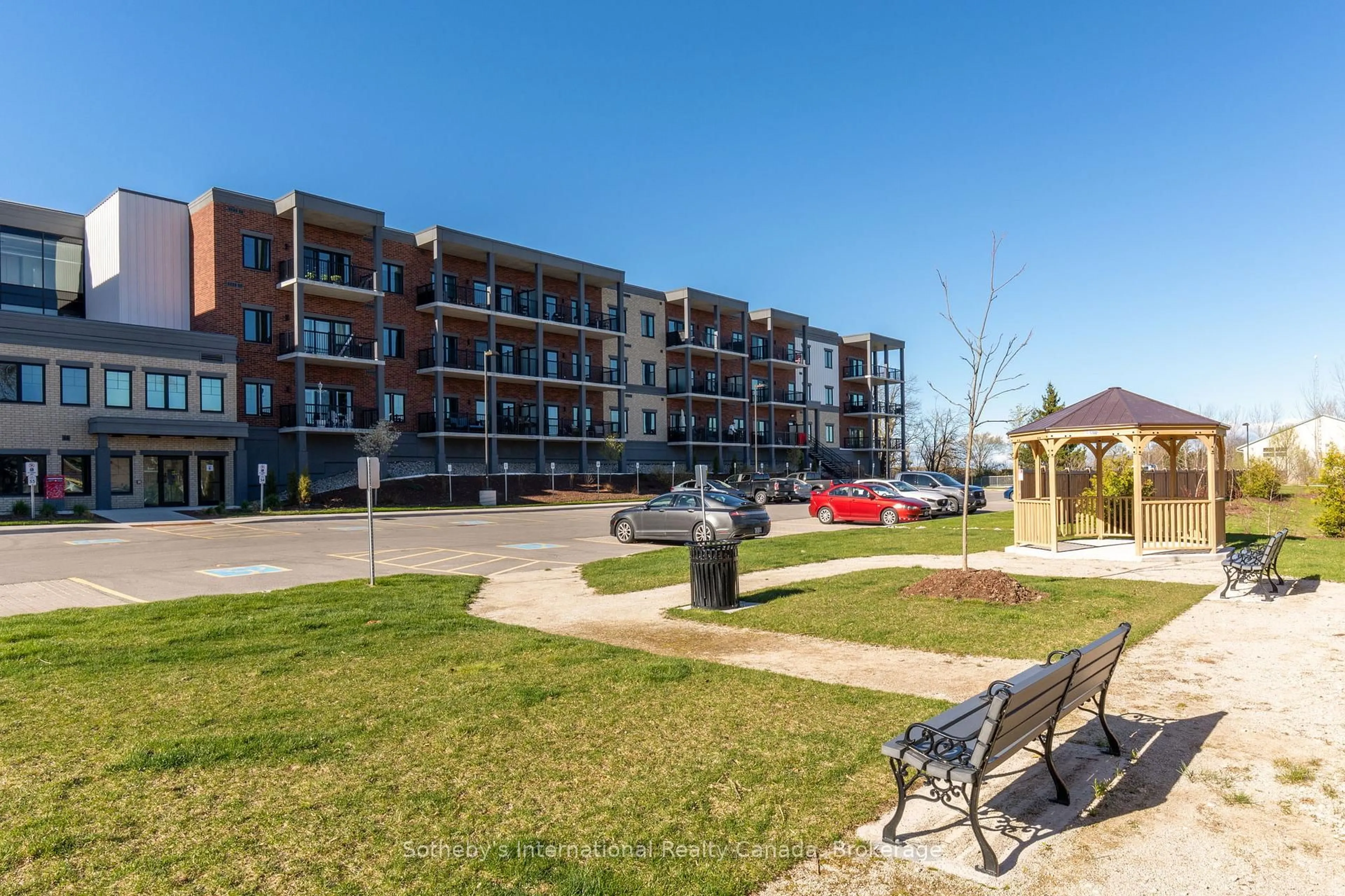 Patio, street for 121 Mary St #417, Clearview Ontario L0M 1G0
