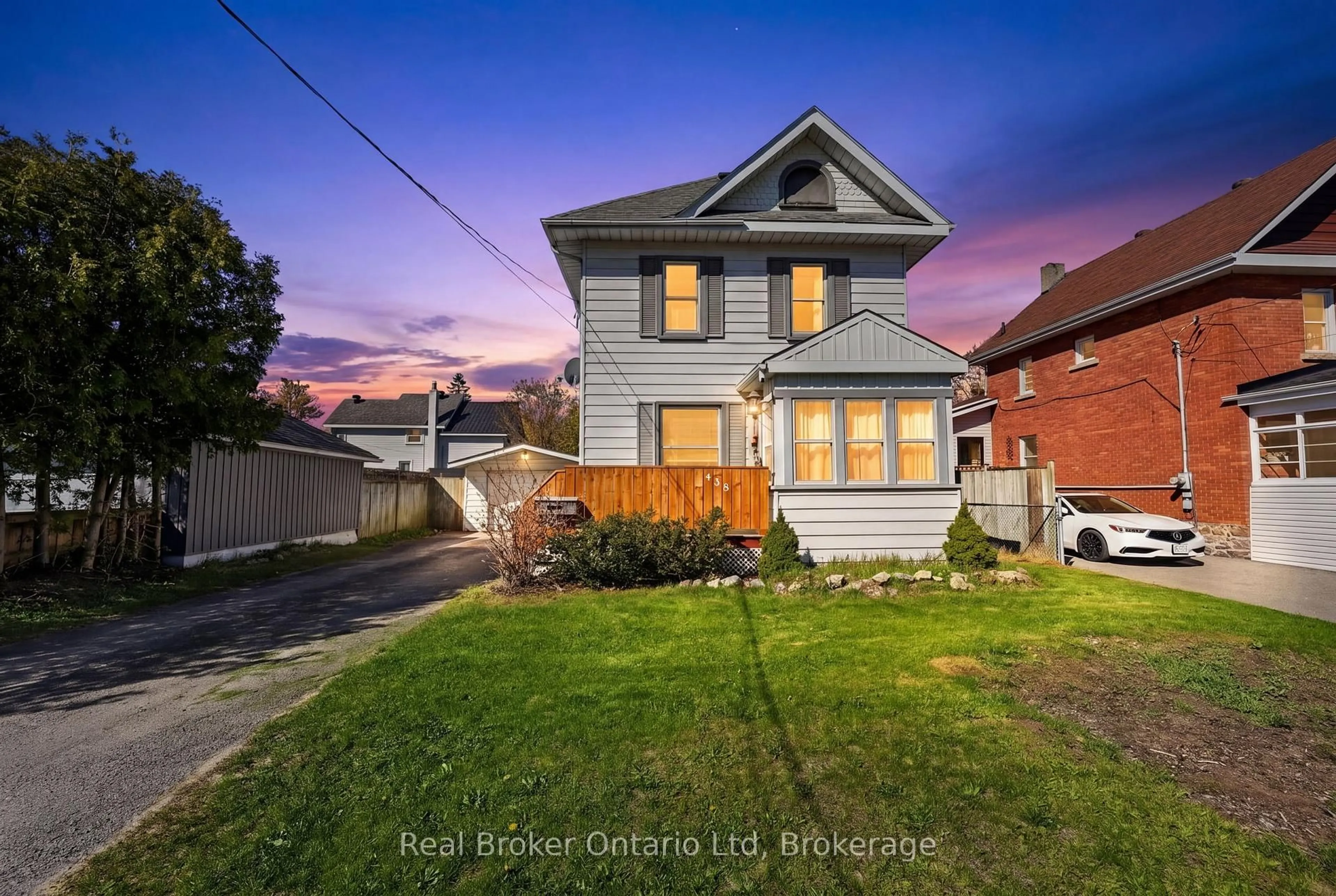 A pic from outside/outdoor area/front of a property/back of a property/a pic from drone, street for 438 RUSSELL St, Midland Ontario L4R 3A9