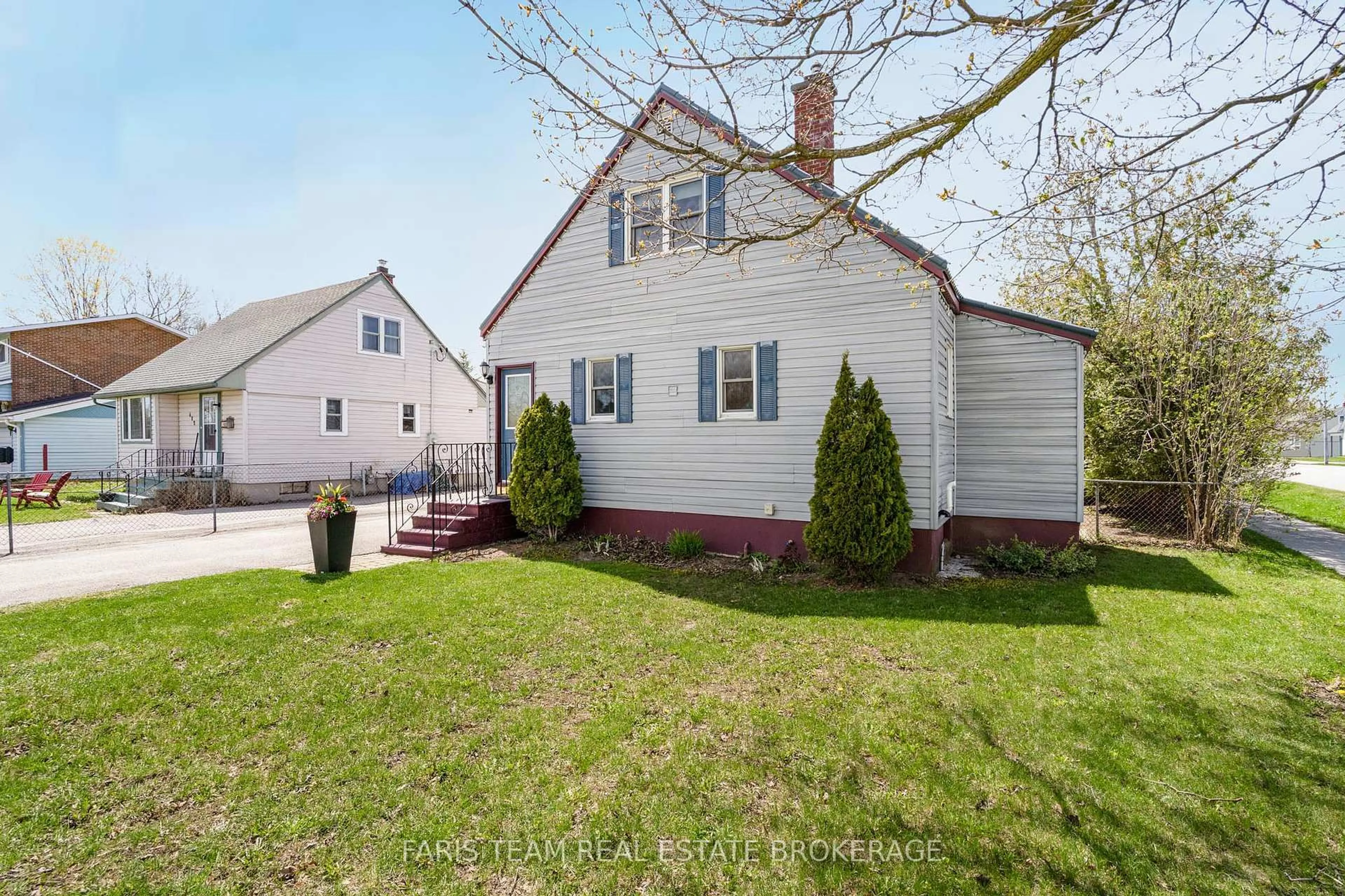 Home with vinyl exterior material, street for 407 Bayview Pkwy, Orillia Ontario L3V 3Y6
