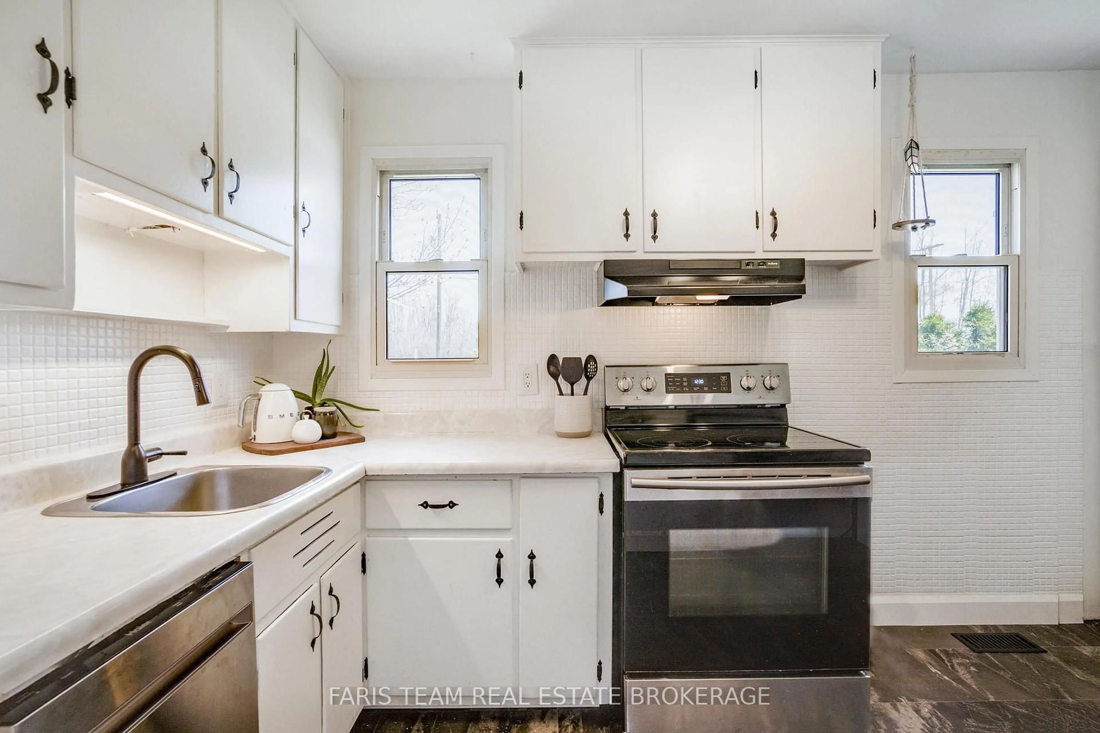 Standard kitchen, ceramic/tile floor for 407 Bayview Pkwy, Orillia Ontario L3V 3Y6
