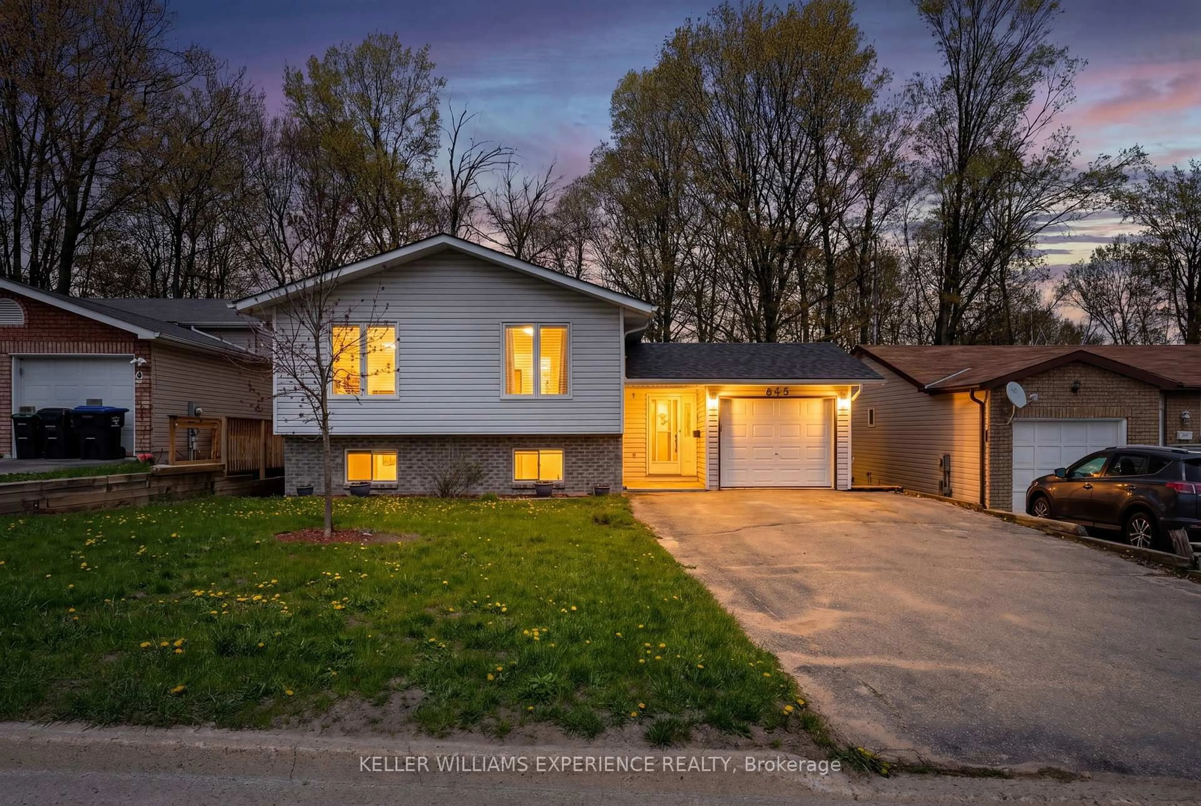 Home with vinyl exterior material, street for 645 Bayview Dr, Midland Ontario L4R 4Y7