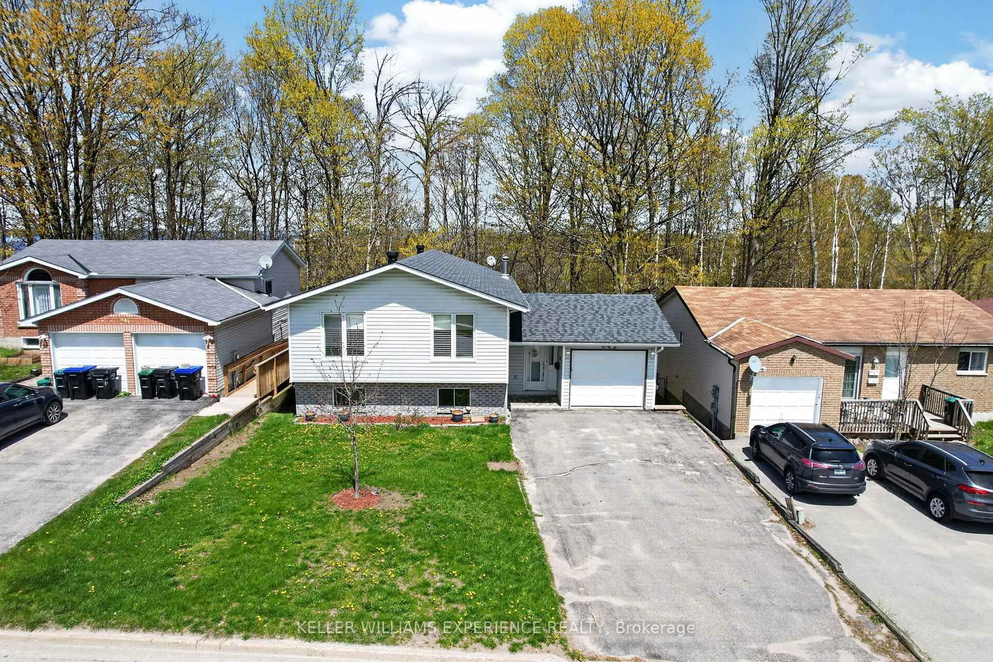 A pic from outside/outdoor area/front of a property/back of a property/a pic from drone, street for 645 Bayview Dr, Midland Ontario L4R 4Y7
