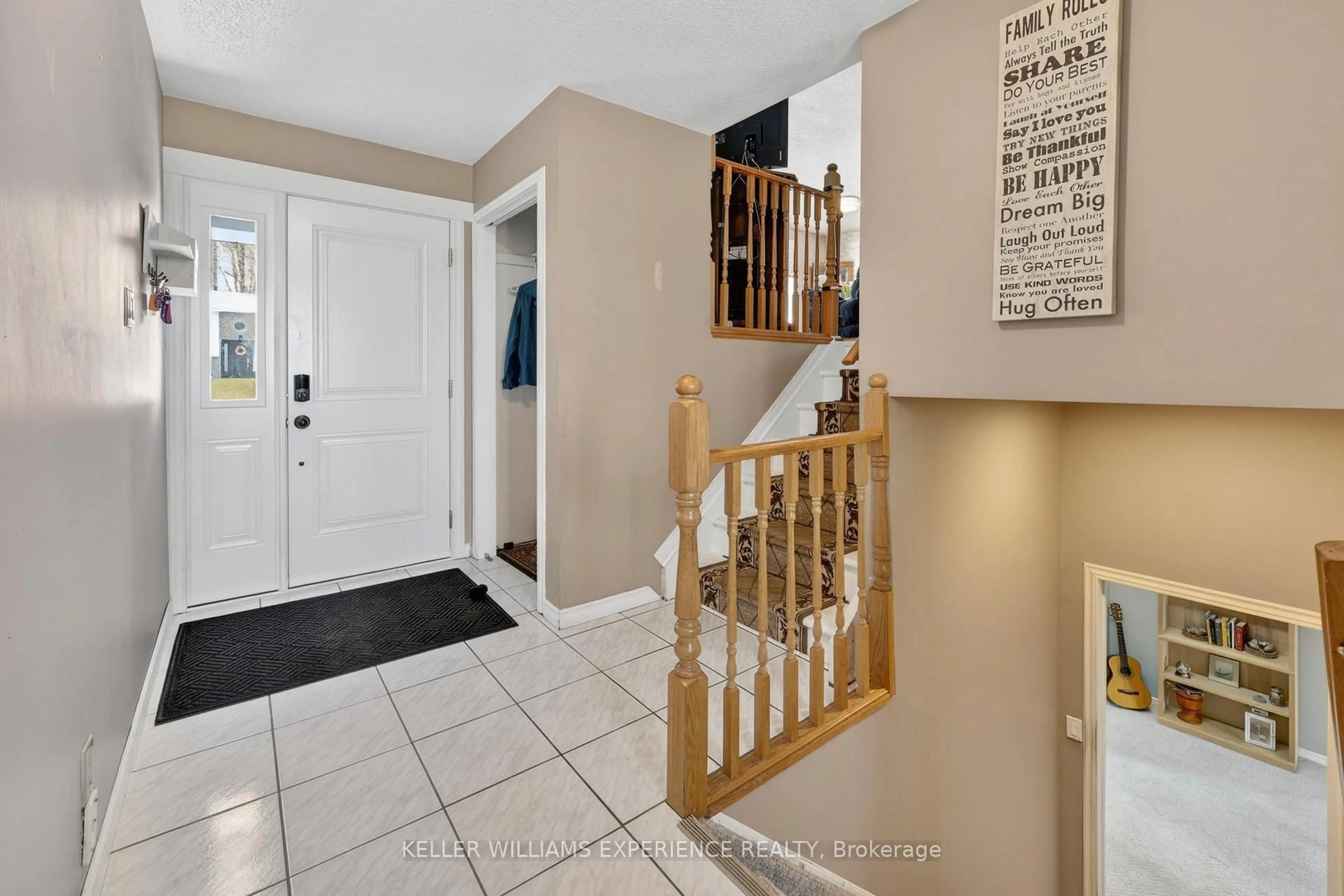 Indoor entryway for 645 Bayview Dr, Midland Ontario L4R 4Y7