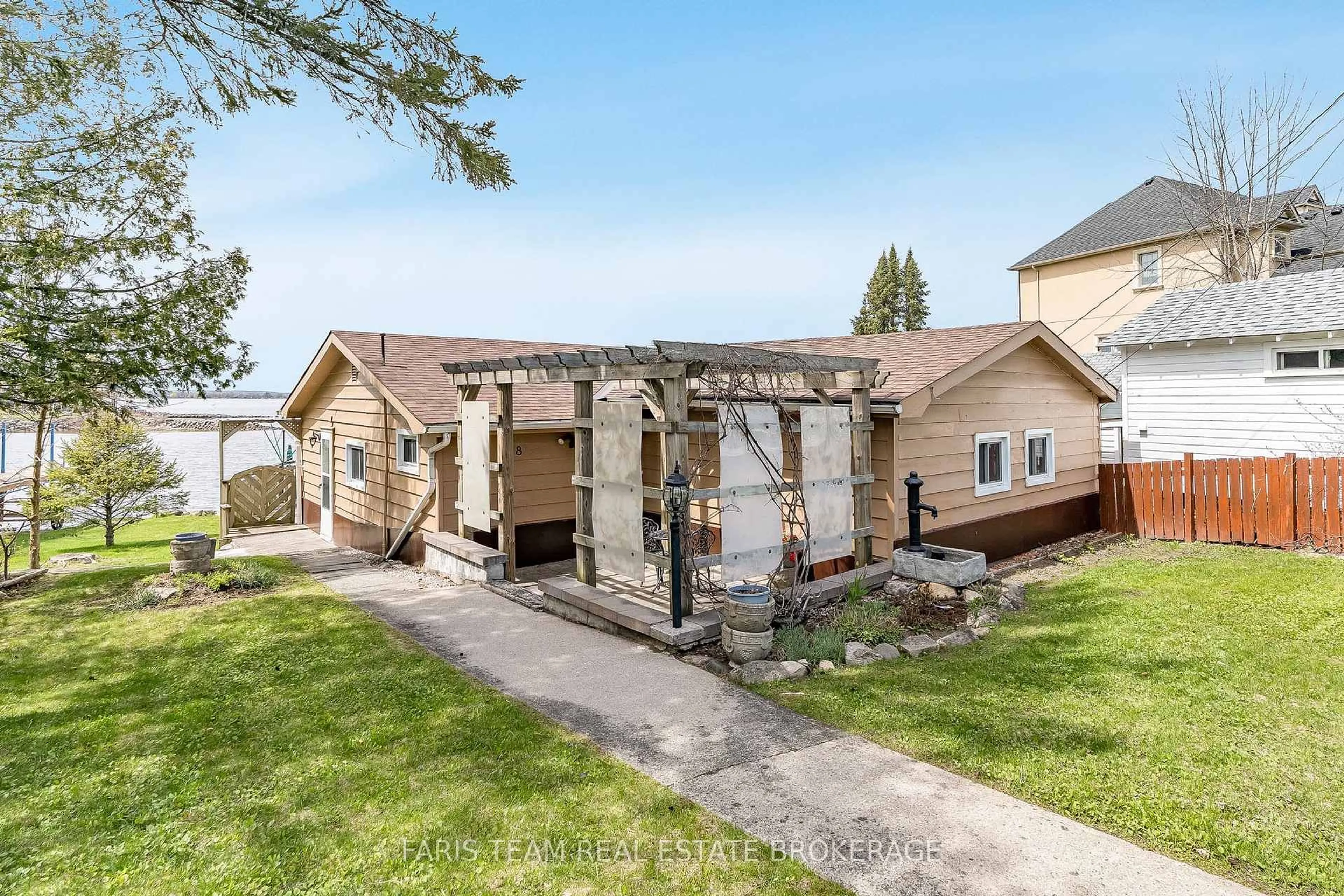 A pic from outside/outdoor area/front of a property/back of a property/a pic from drone, unknown for 148 Hoyt Ave, Tay Ontario L0K 2A0