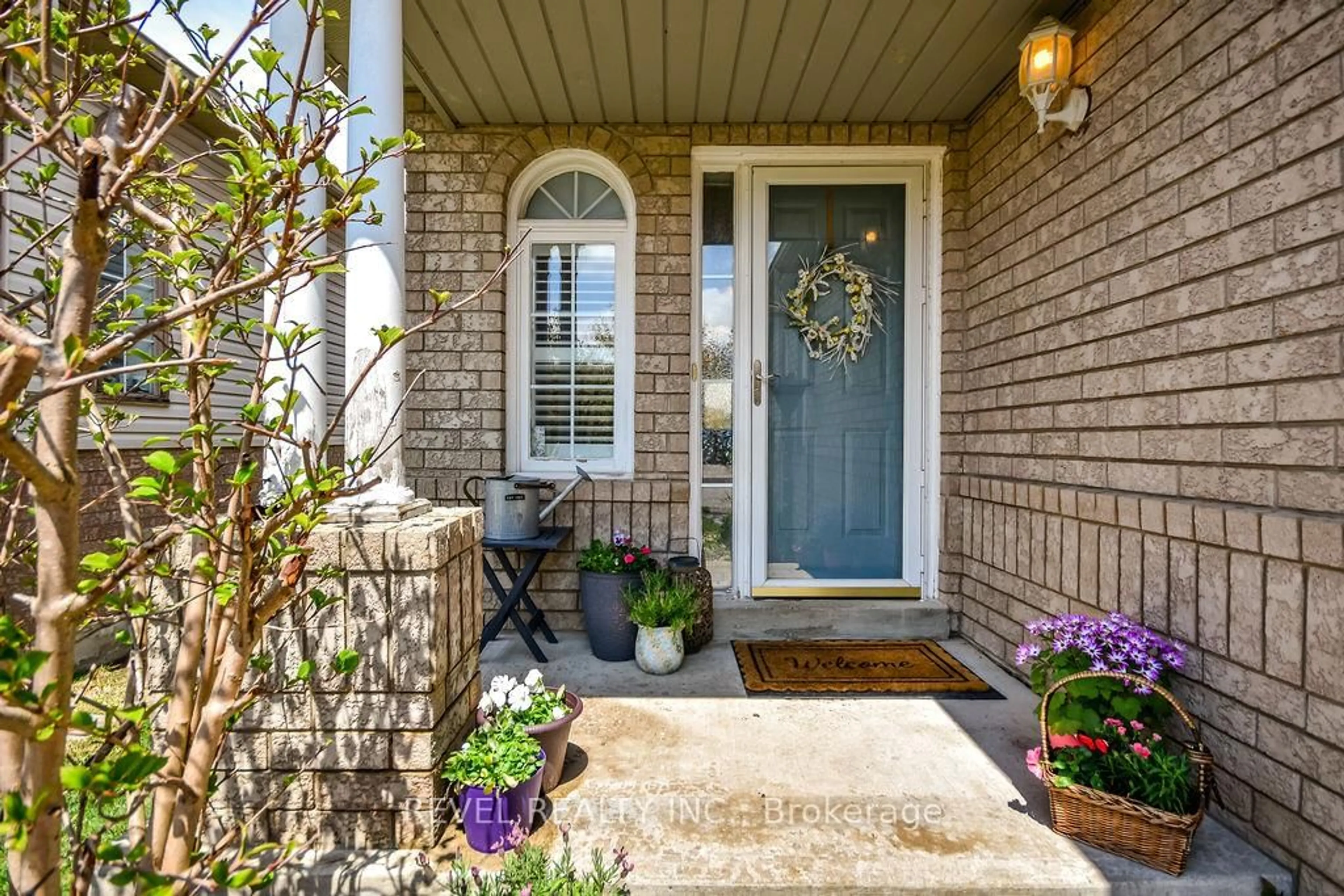 Indoor entryway for 36 Athabaska Rd, Barrie Ontario L4N 8E6