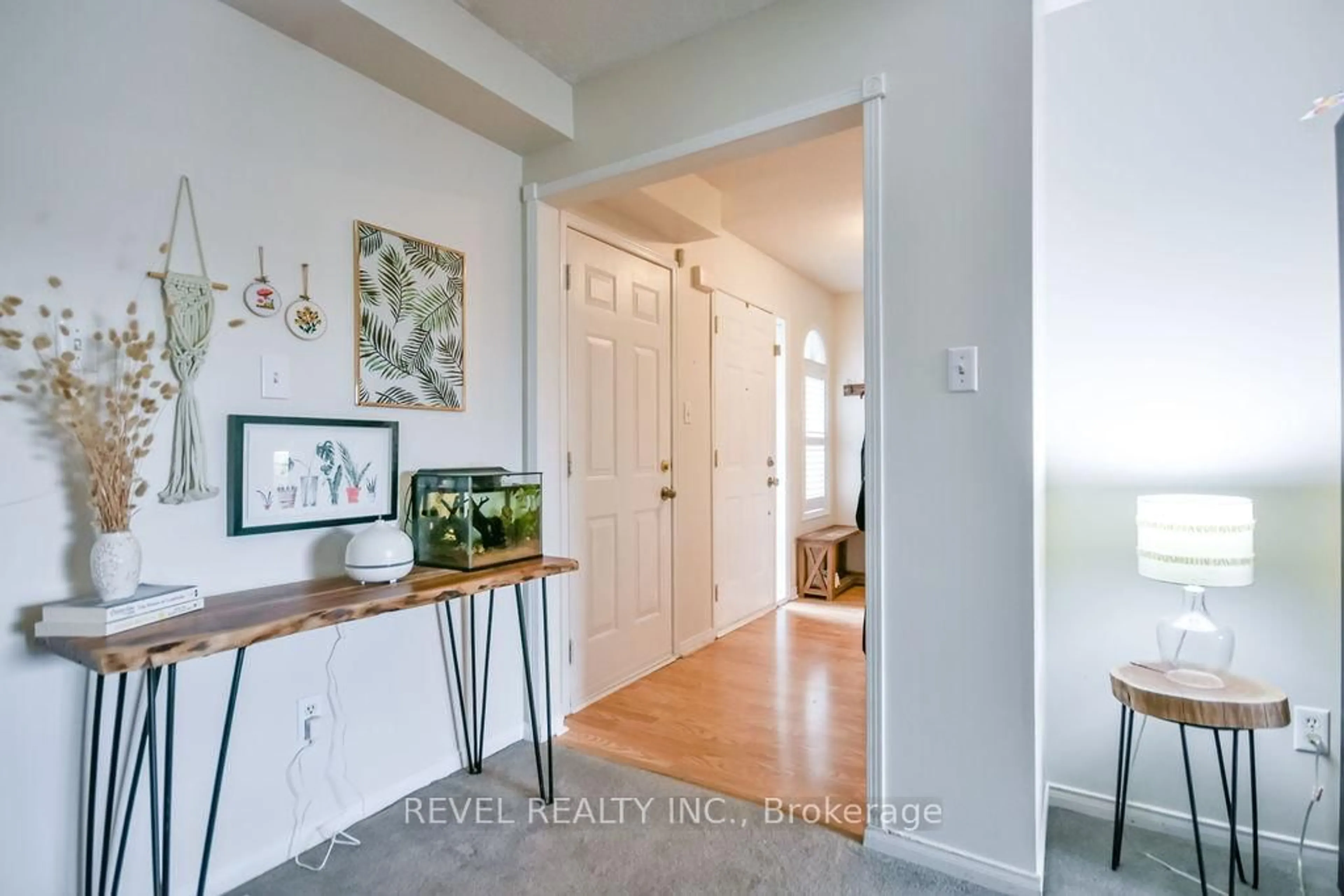 Indoor entryway for 36 Athabaska Rd, Barrie Ontario L4N 8E6