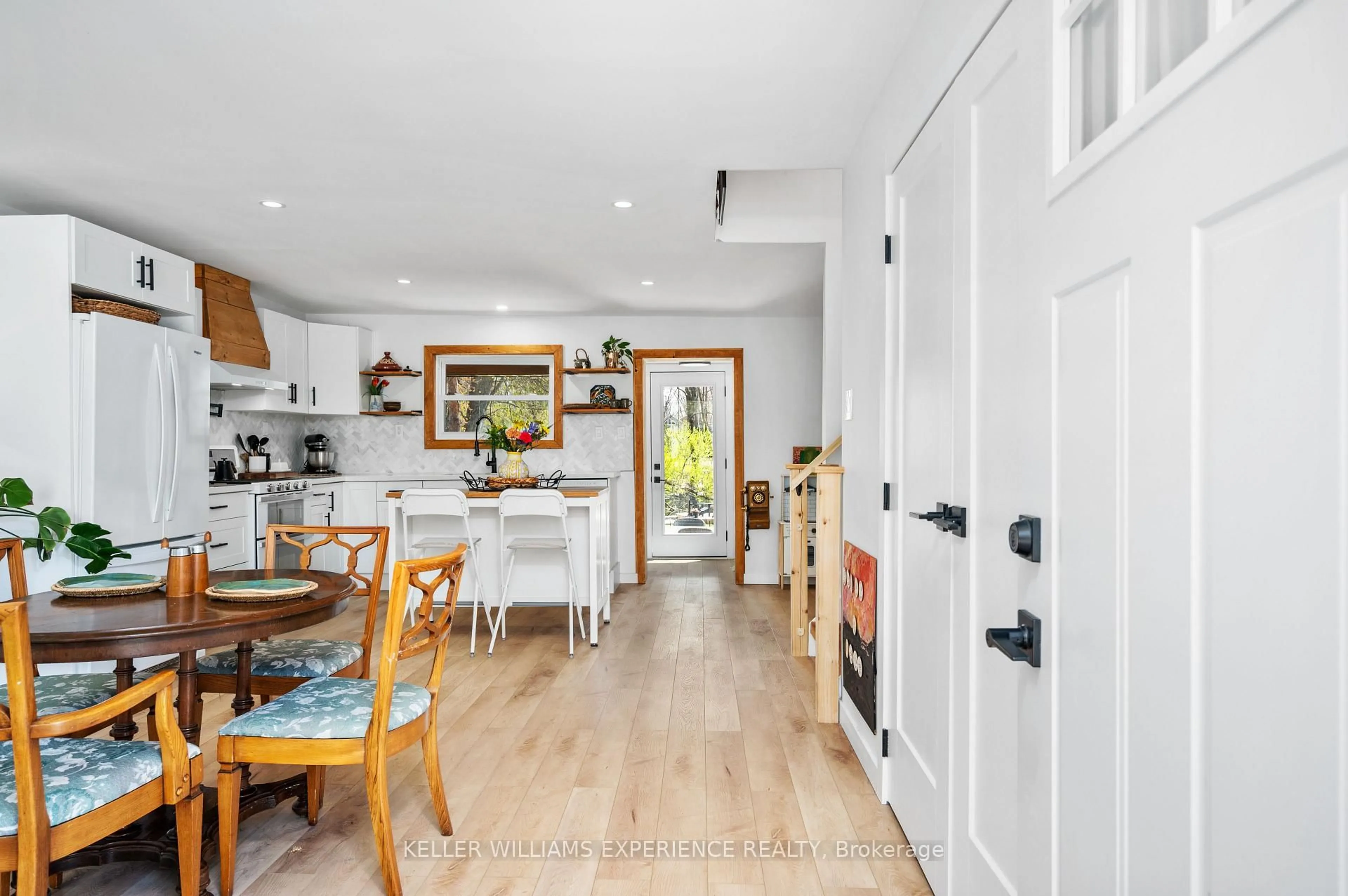 Open concept kitchen, wood/laminate floor for 2668 Westshore Cres, Severn Ontario L3V 0V8