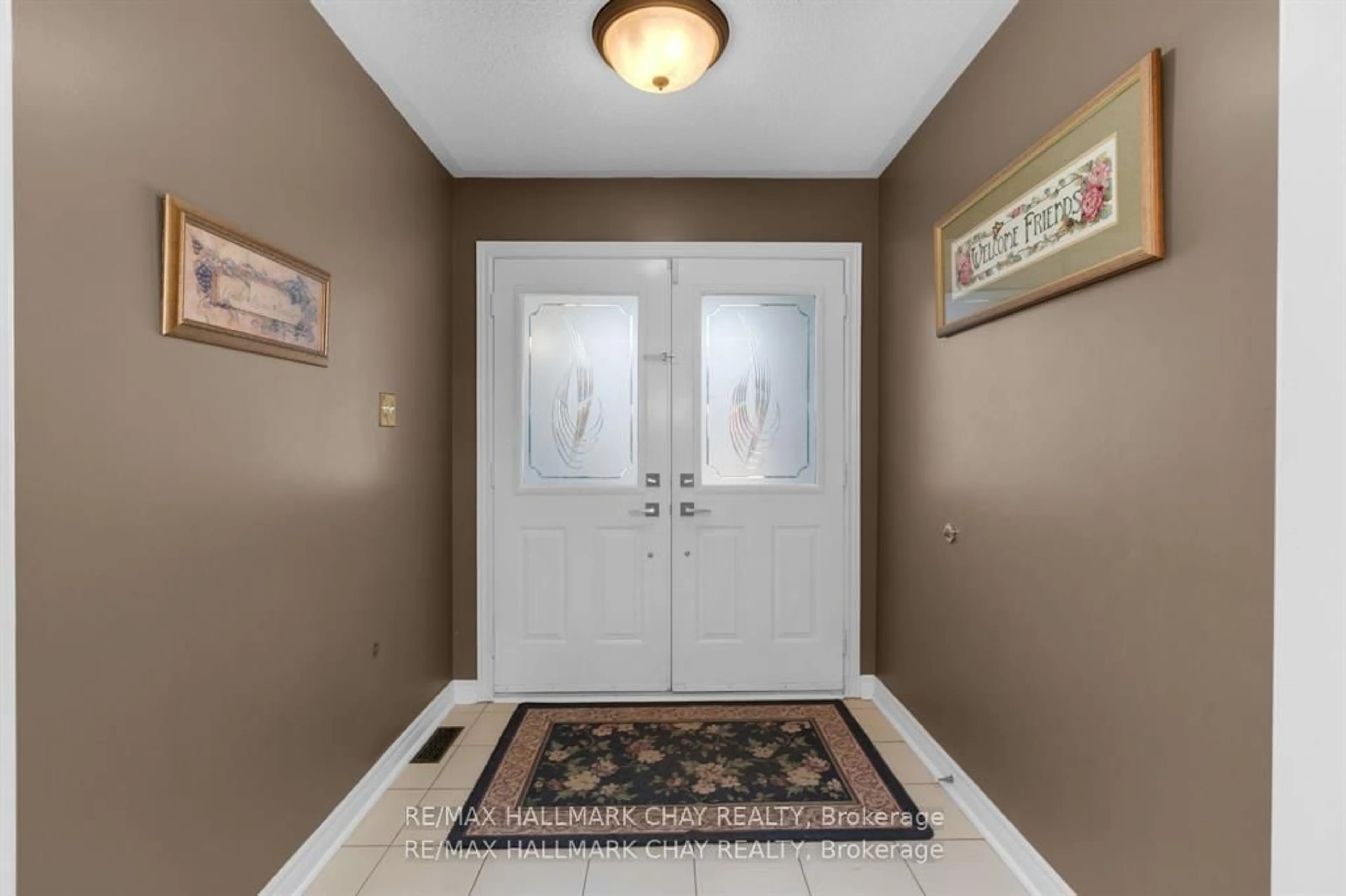 Indoor entryway for 82 Bishop Dr, Barrie Ontario L4N 7P4