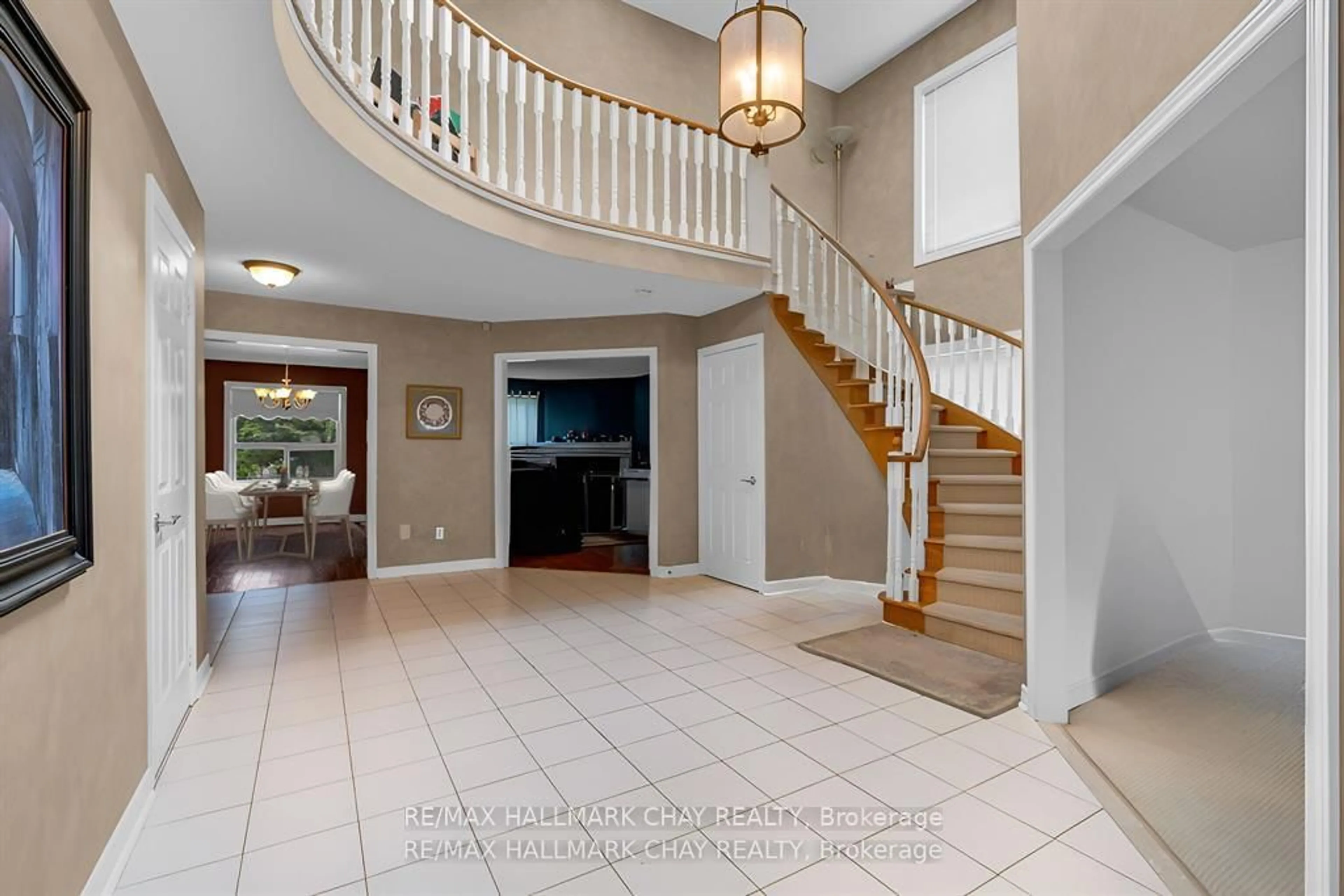 Indoor foyer for 82 Bishop Dr, Barrie Ontario L4N 7P4