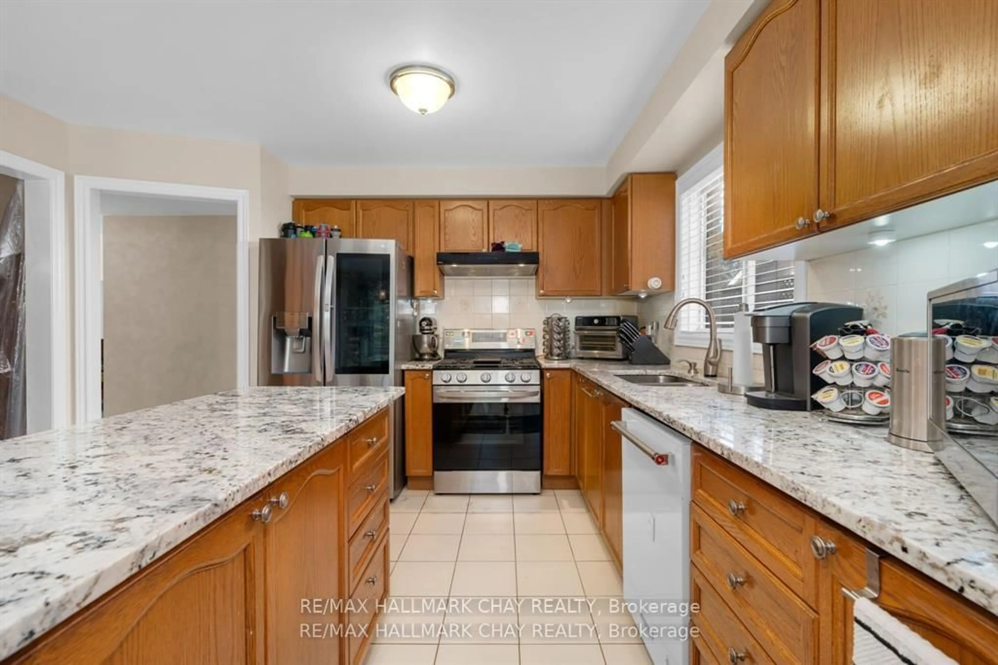 Open concept kitchen, ceramic/tile floor for 82 Bishop Dr, Barrie Ontario L4N 7P4