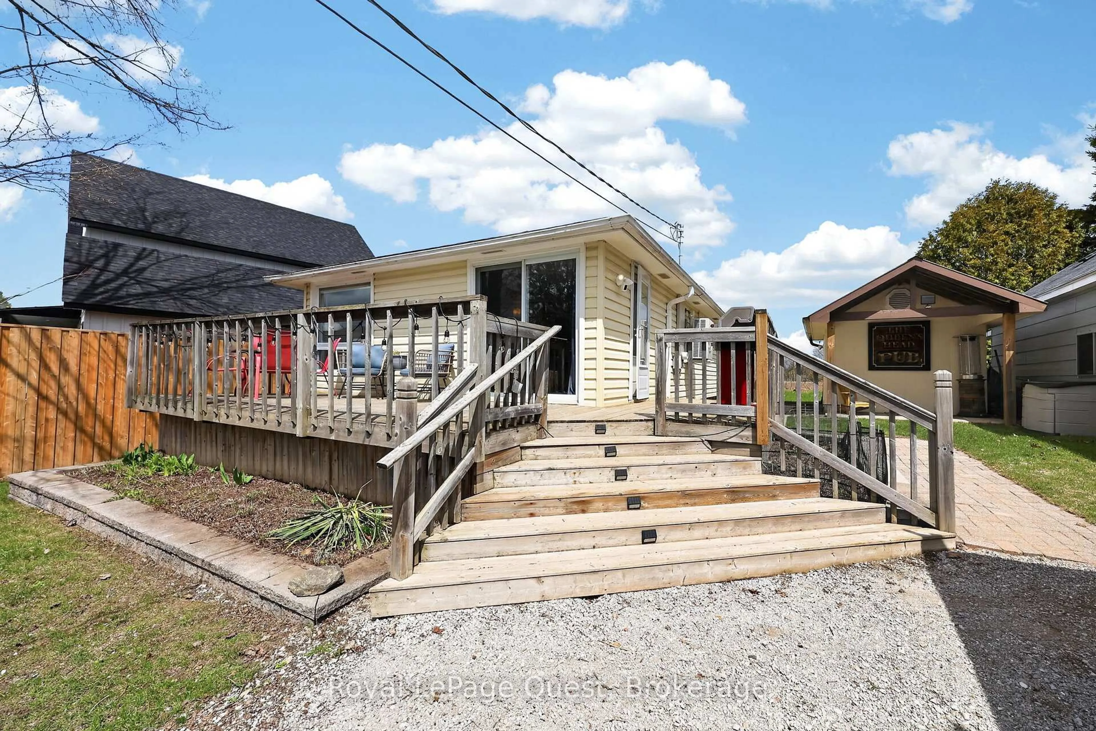 Patio, street for 18 Goss Rd, Oro-Medonte Ontario L3V 0R6