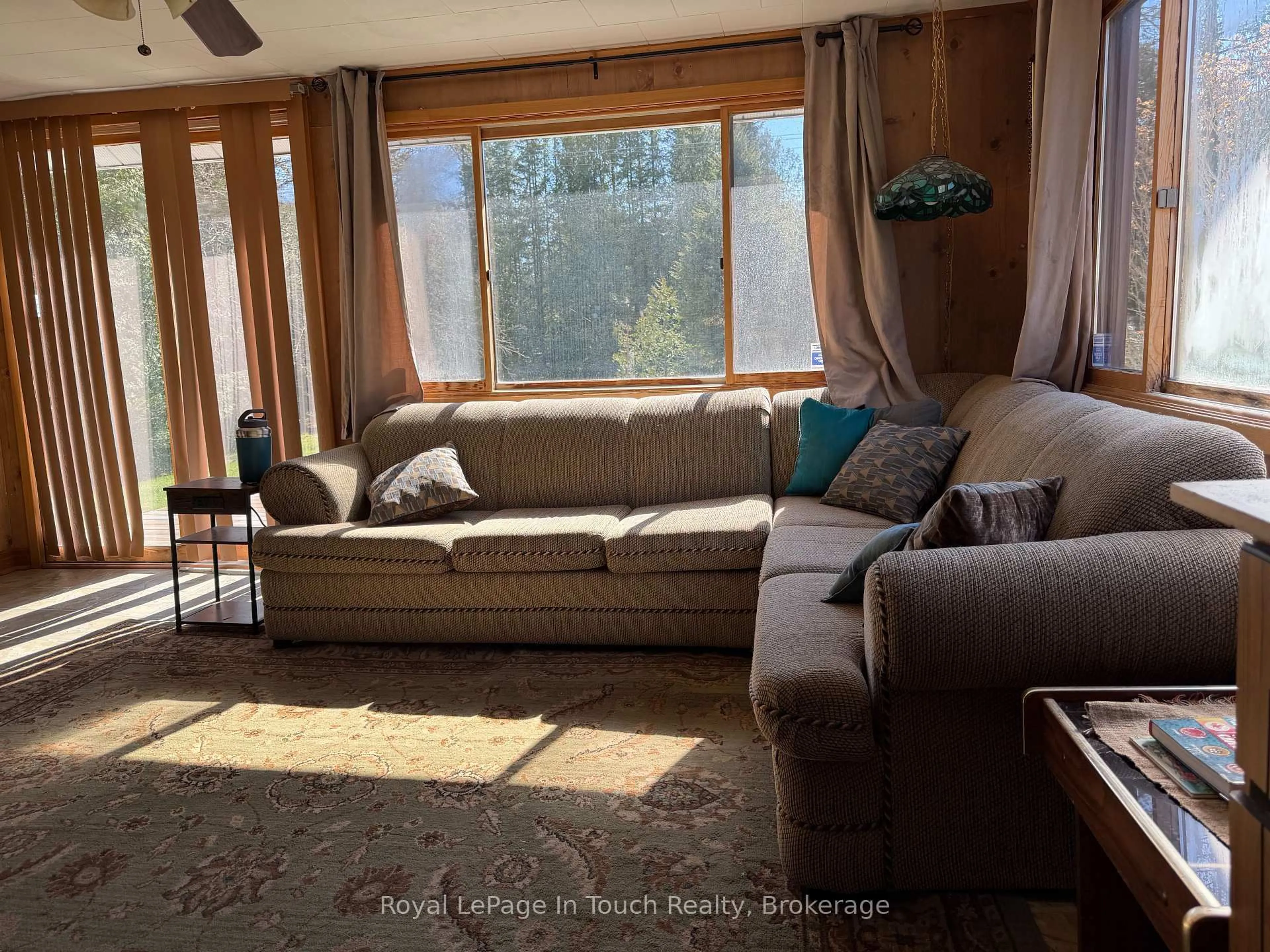 Living room with furniture, wood/laminate floor for 43 Winterset Ave, Tiny Ontario L0L 2J0