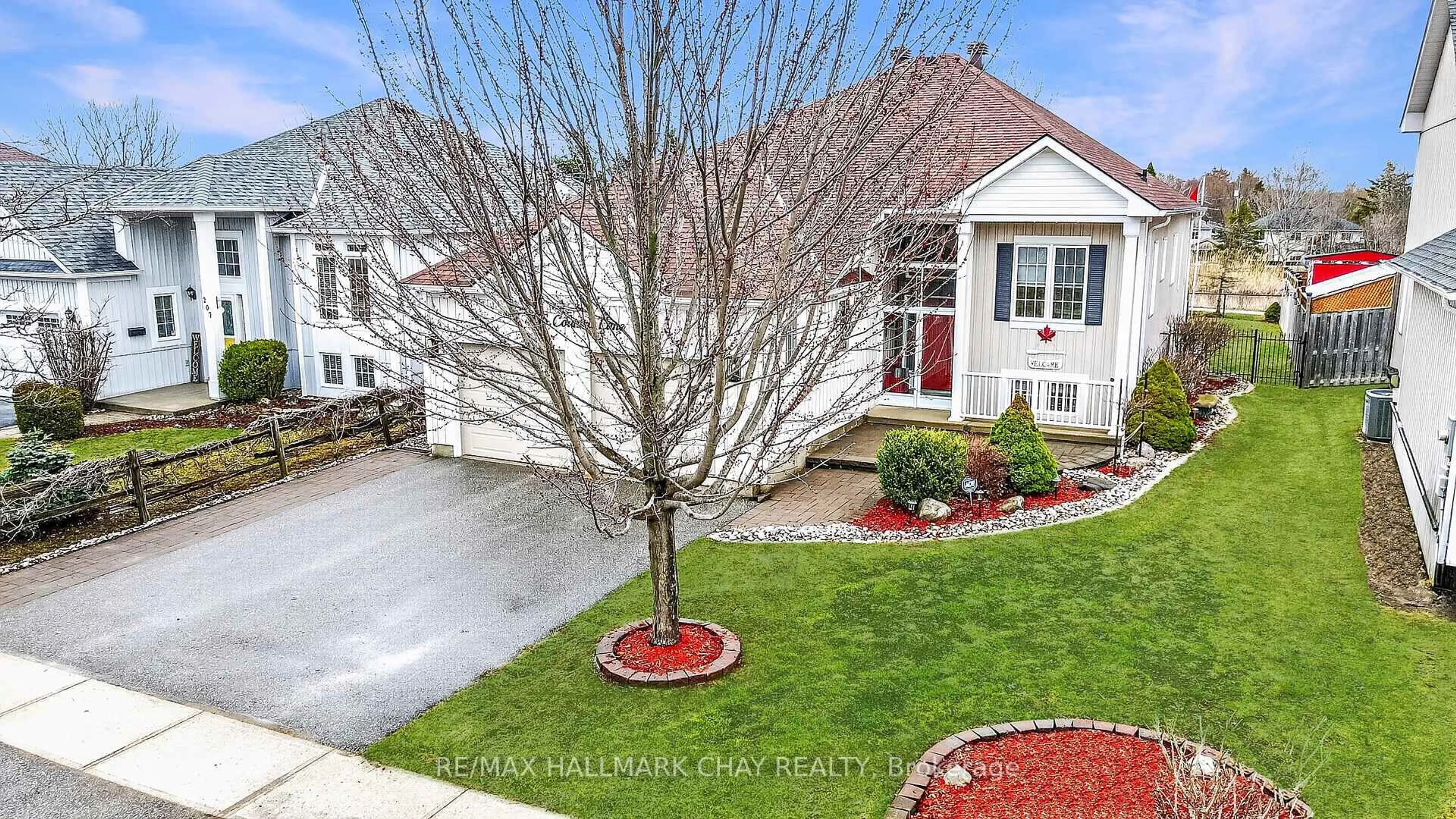 A pic from outside/outdoor area/front of a property/back of a property/a pic from drone, street for 205 Country Lane, Clearview Ontario L0M 1S0
