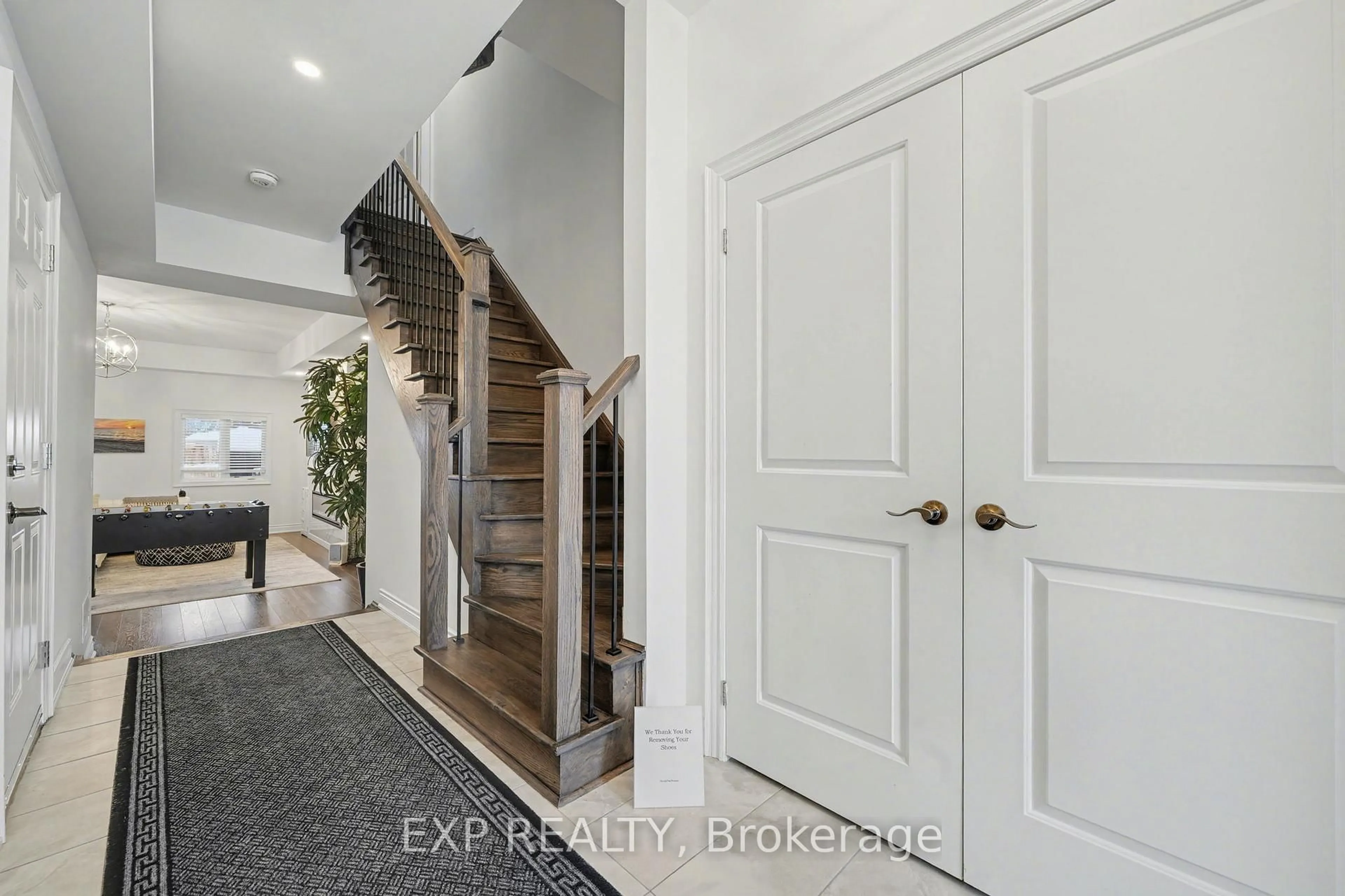 Indoor entryway for 22 18th St, Wasaga Beach Ontario L9Z 2H4