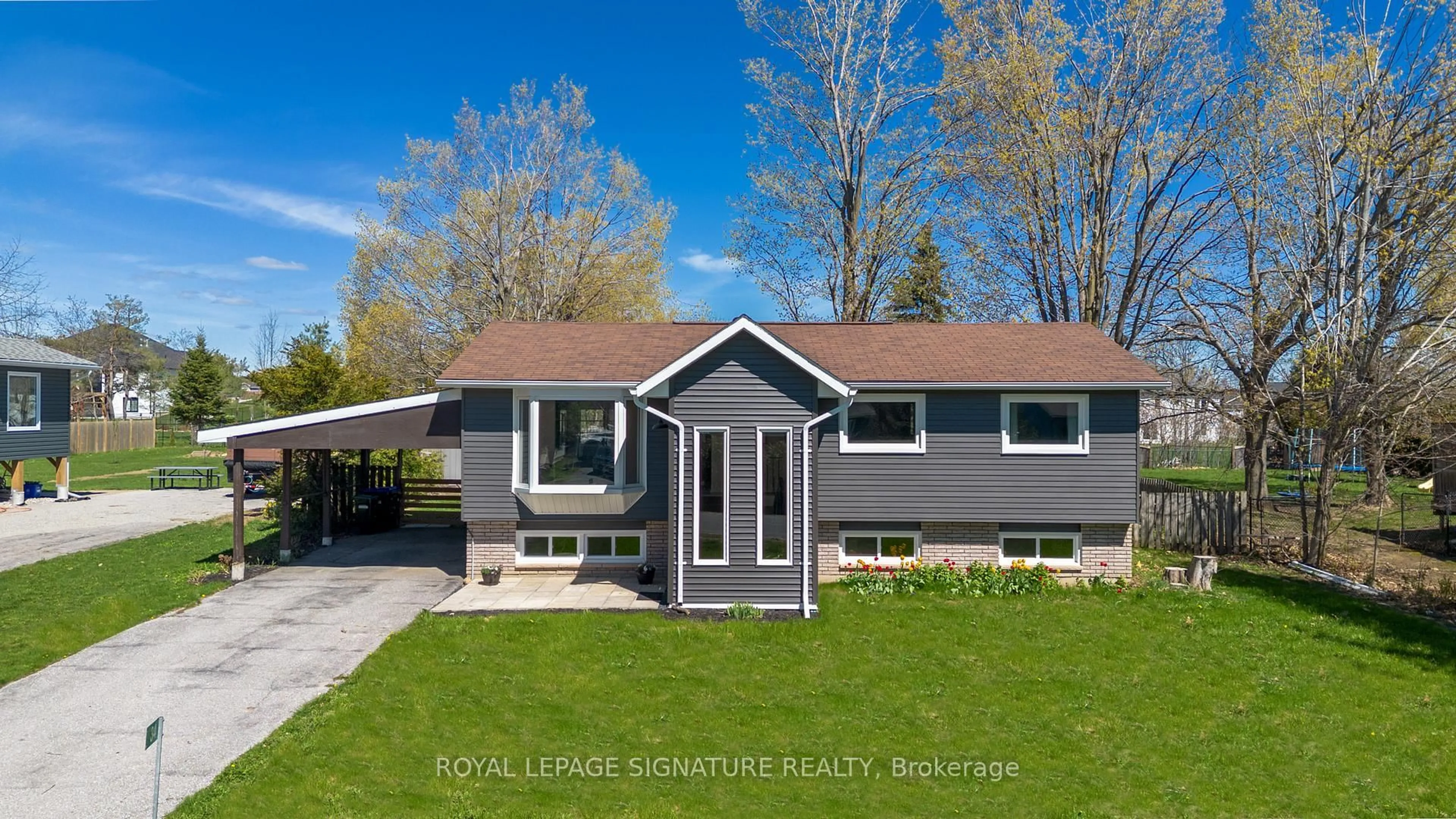 Home with vinyl exterior material, street for 34 Champlain Cres, Oro-Medonte Ontario L0K 1E0