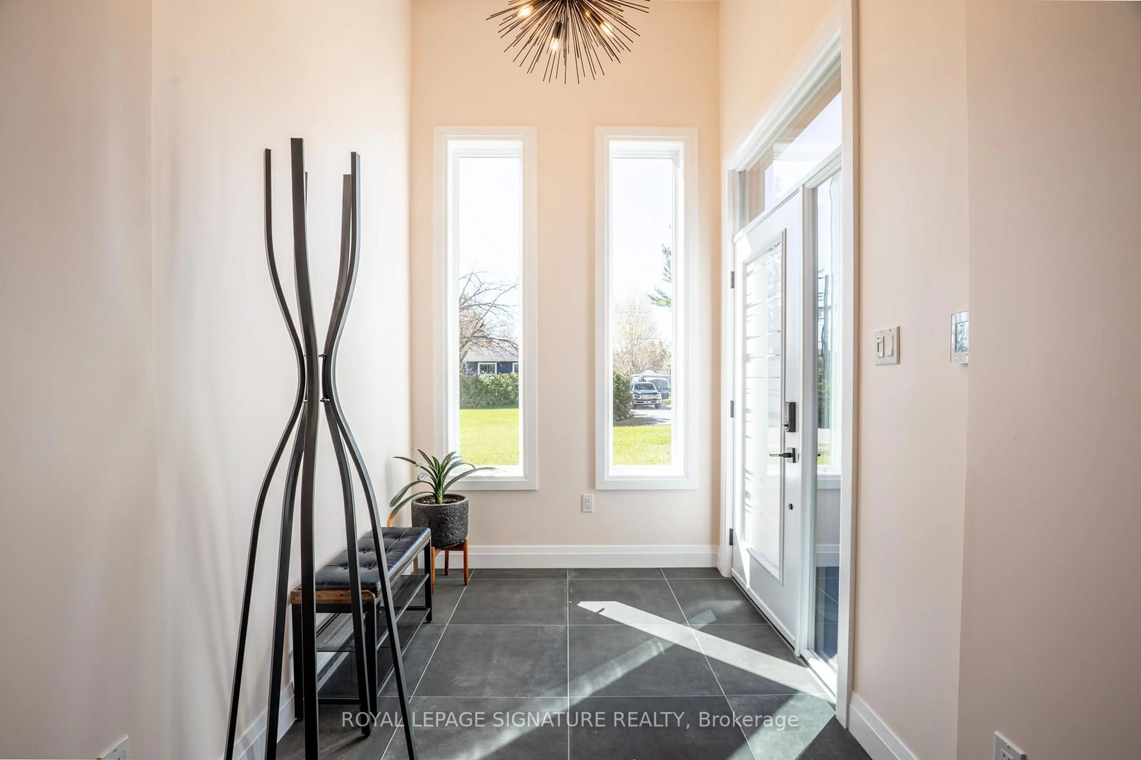 Indoor entryway for 34 Champlain Cres, Oro-Medonte Ontario L0K 1E0