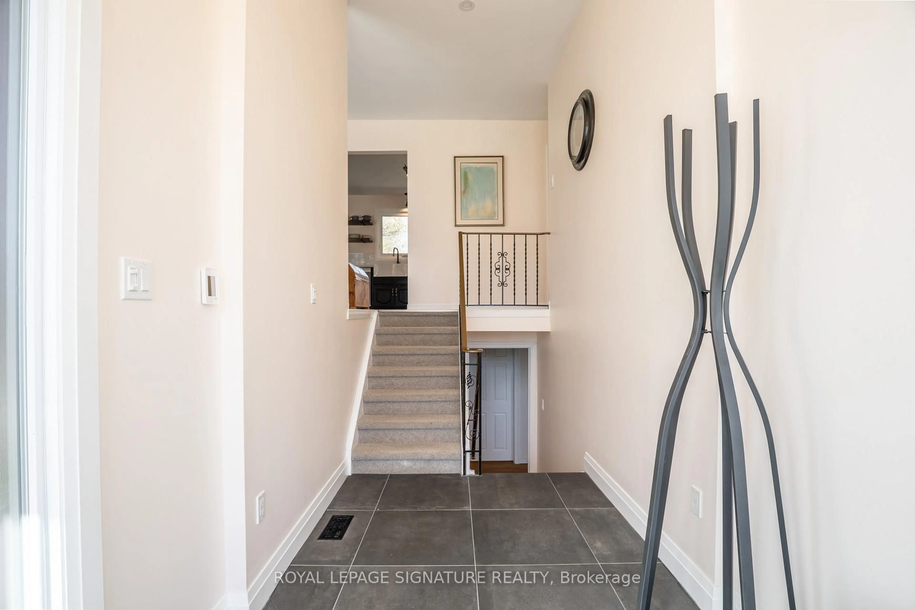 Indoor entryway for 34 Champlain Cres, Oro-Medonte Ontario L0K 1E0