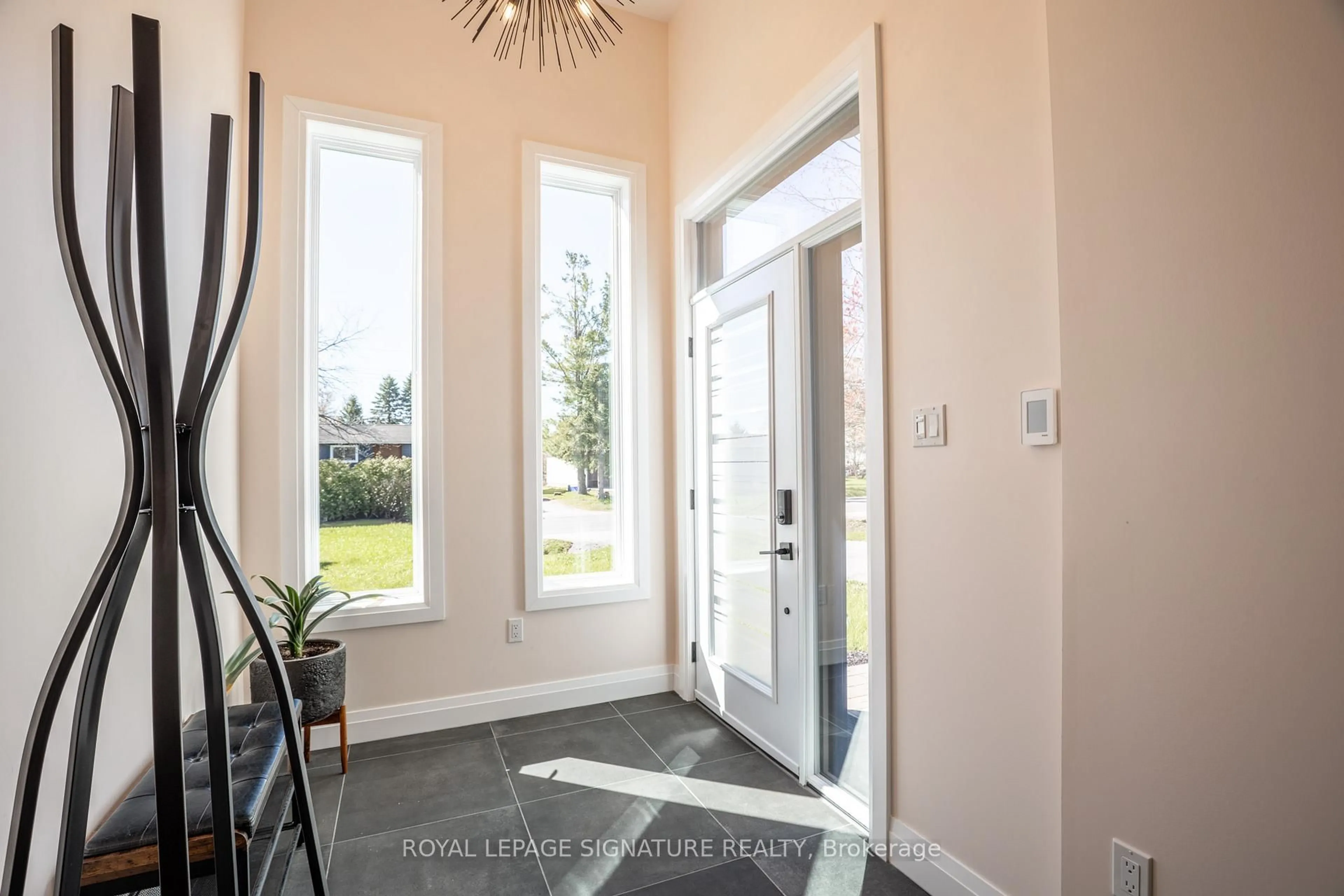 Indoor entryway for 34 Champlain Cres, Oro-Medonte Ontario L0K 1E0