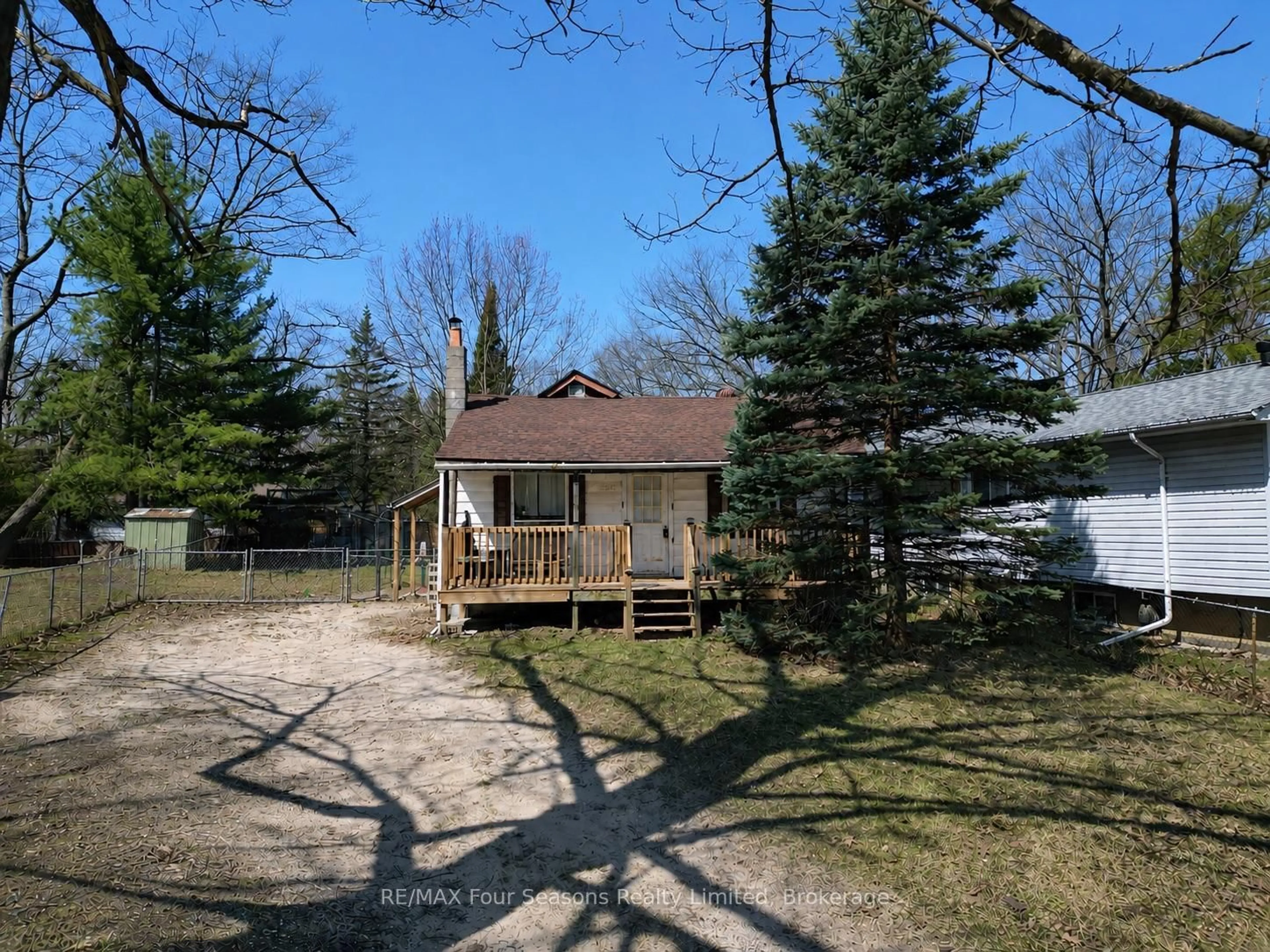A pic from outside/outdoor area/front of a property/back of a property/a pic from drone, unknown for 196 Melrose Ave, Wasaga Beach Ontario L9Z 2T1