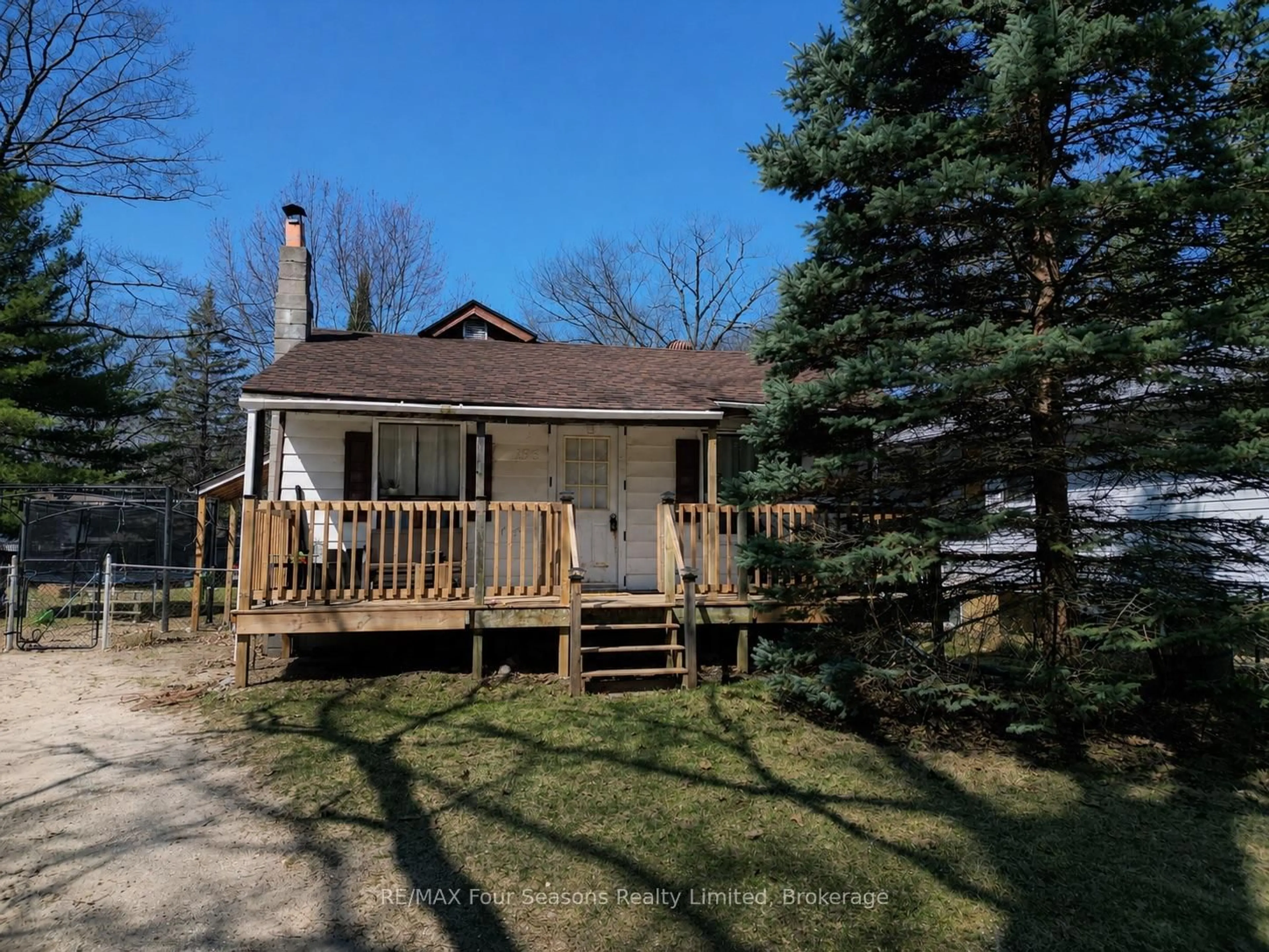 A pic from outside/outdoor area/front of a property/back of a property/a pic from drone, street for 196 Melrose Ave, Wasaga Beach Ontario L9Z 2T1
