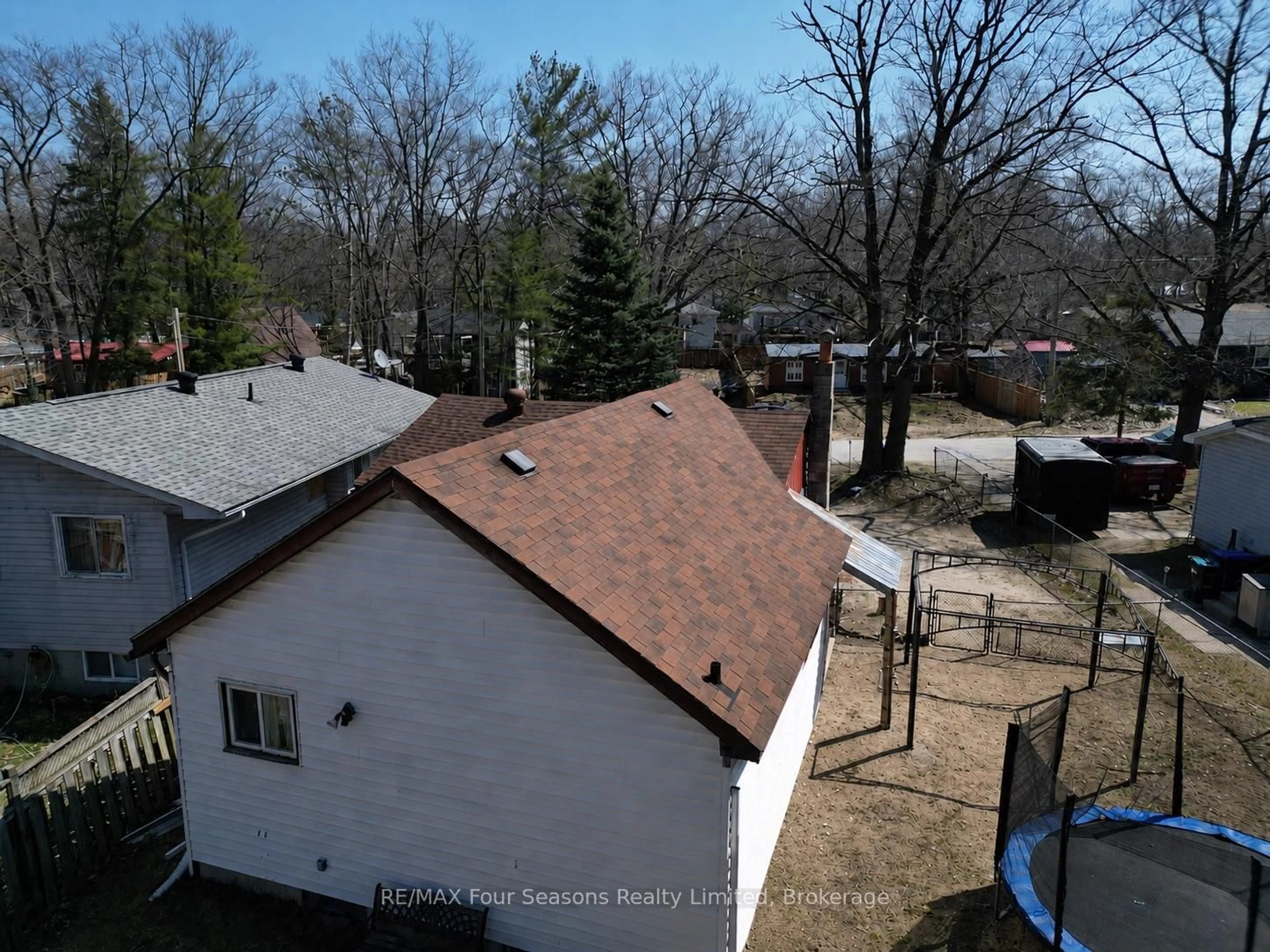 A pic from outside/outdoor area/front of a property/back of a property/a pic from drone, city buildings view from balcony for 196 Melrose Ave, Wasaga Beach Ontario L9Z 2T1