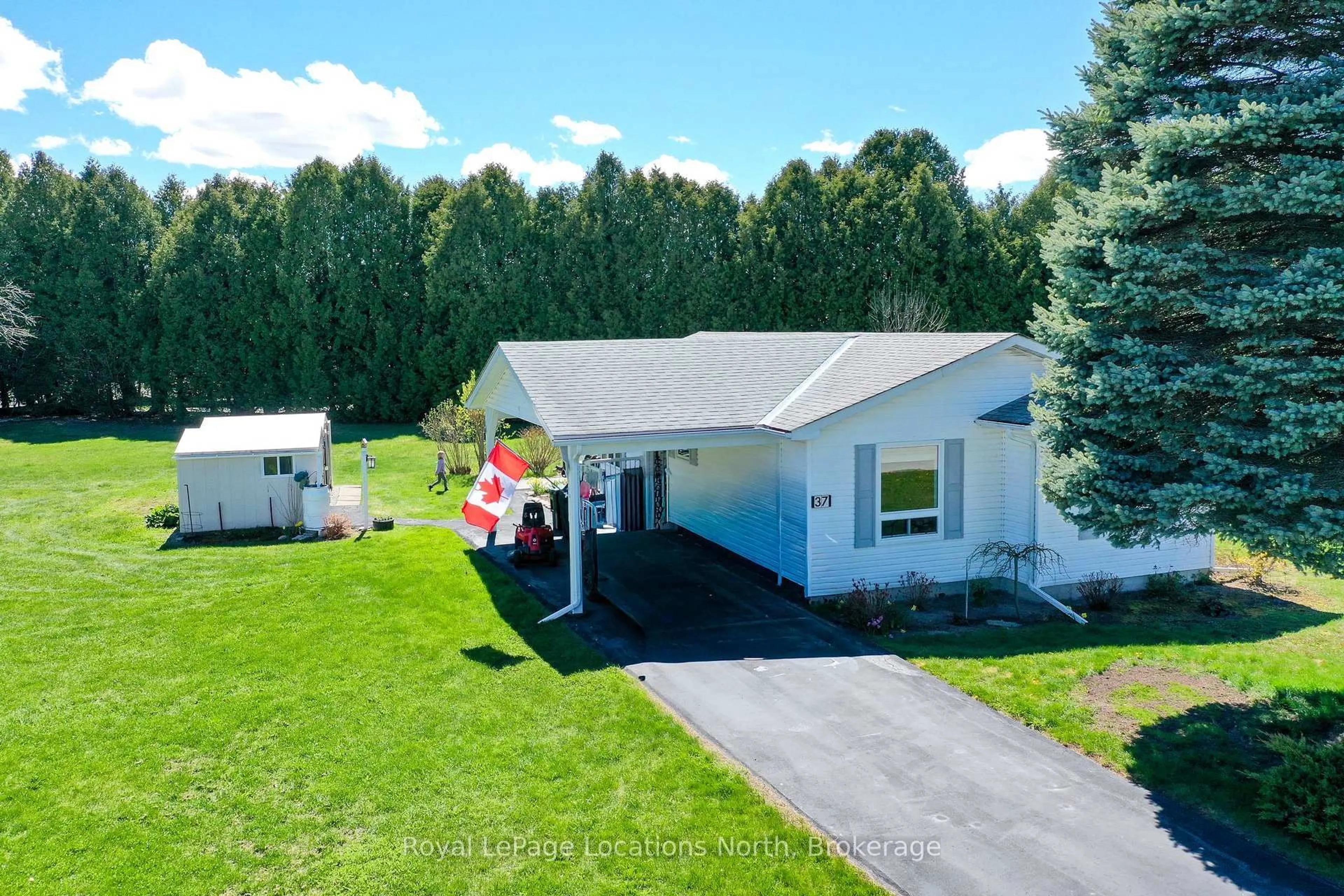 A pic from outside/outdoor area/front of a property/back of a property/a pic from drone, unknown for 37 Indiana Ave, Wasaga Beach Ontario L9Z 3A8
