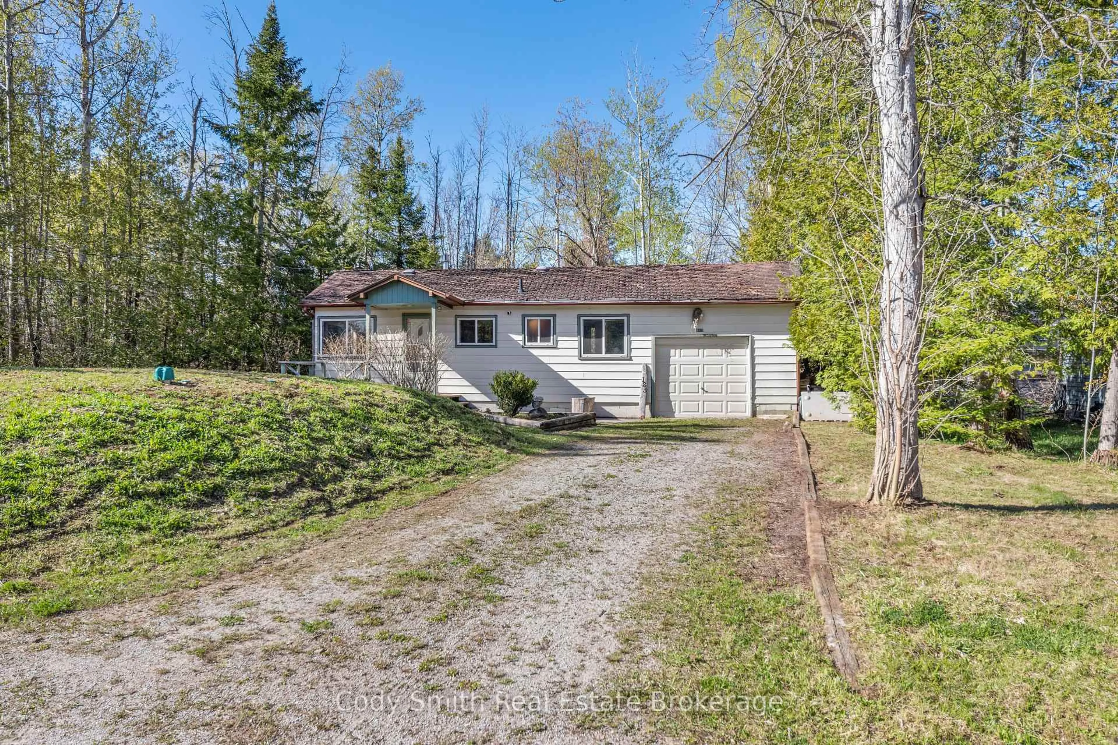 A pic from outside/outdoor area/front of a property/back of a property/a pic from drone, unknown for 183 Paradise Ave, Tay Ontario L0K 1R0
