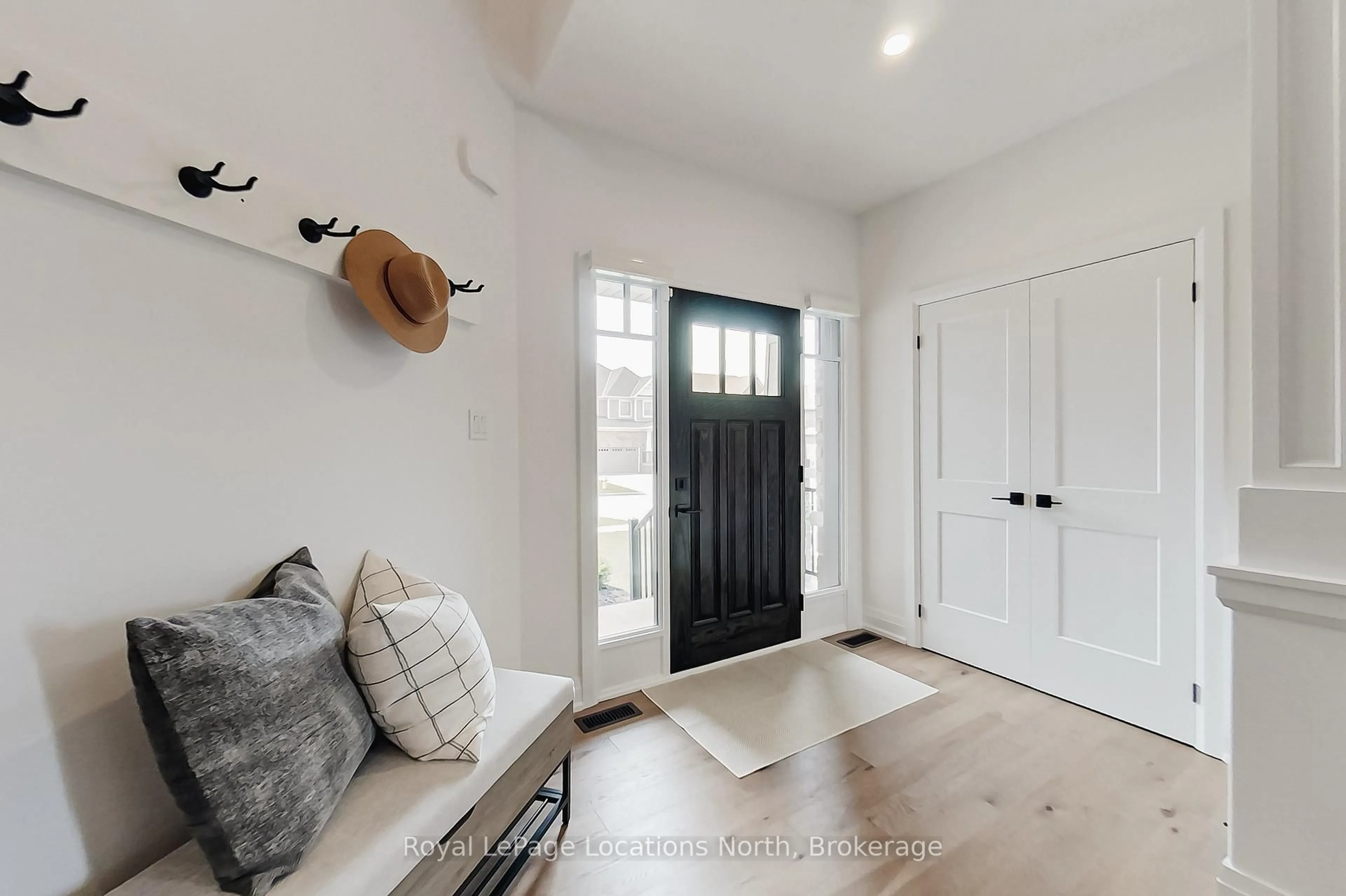 Indoor entryway for 13 Bassett St, Collingwood Ontario L9Y 3B7