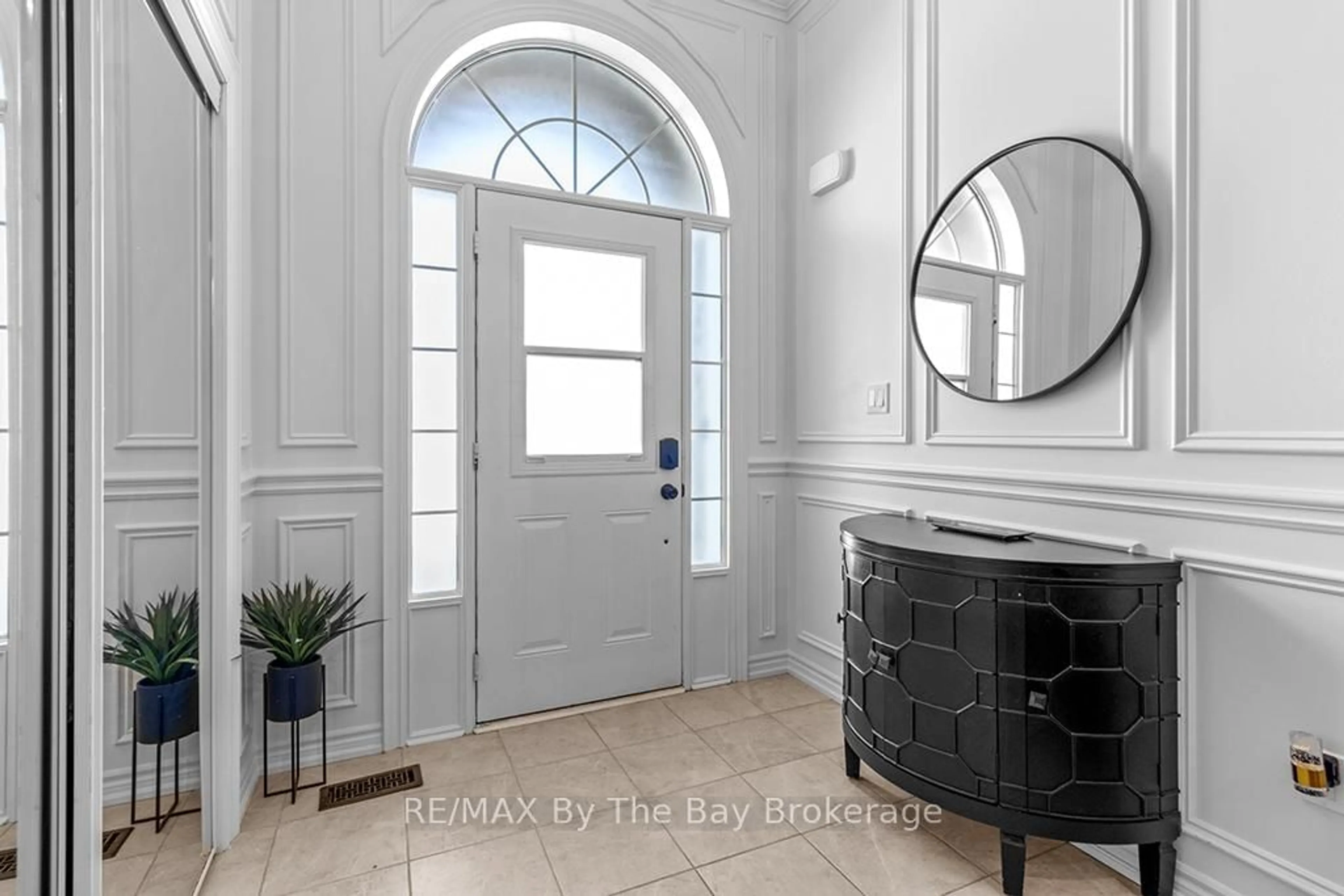 Indoor entryway for 6 Academy Ave, Wasaga Beach Ontario L9Z 0G9