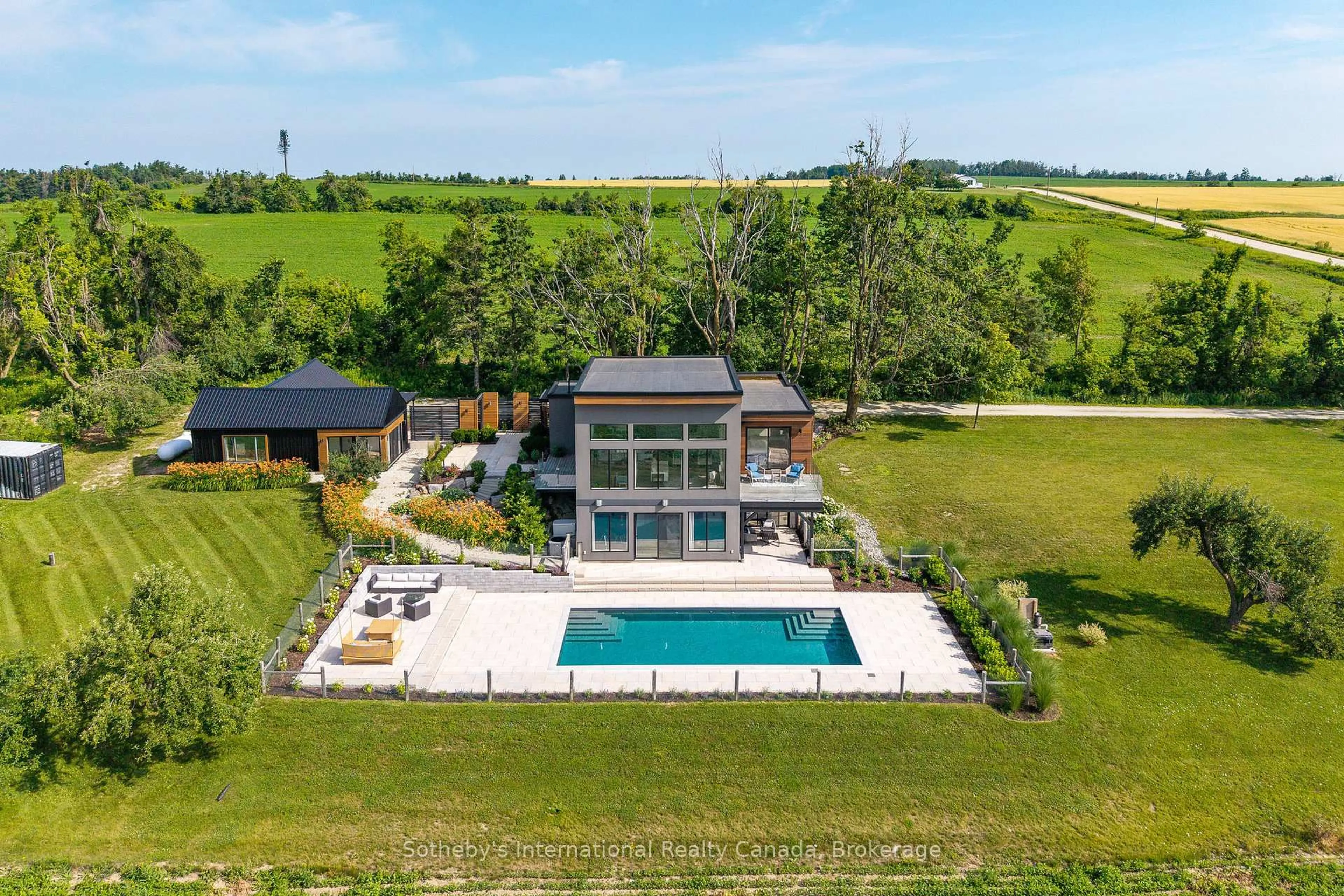 A pic from outside/outdoor area/front of a property/back of a property/a pic from drone, unknown for 2566 5 Concession, Clearview Ontario L0M 1G0