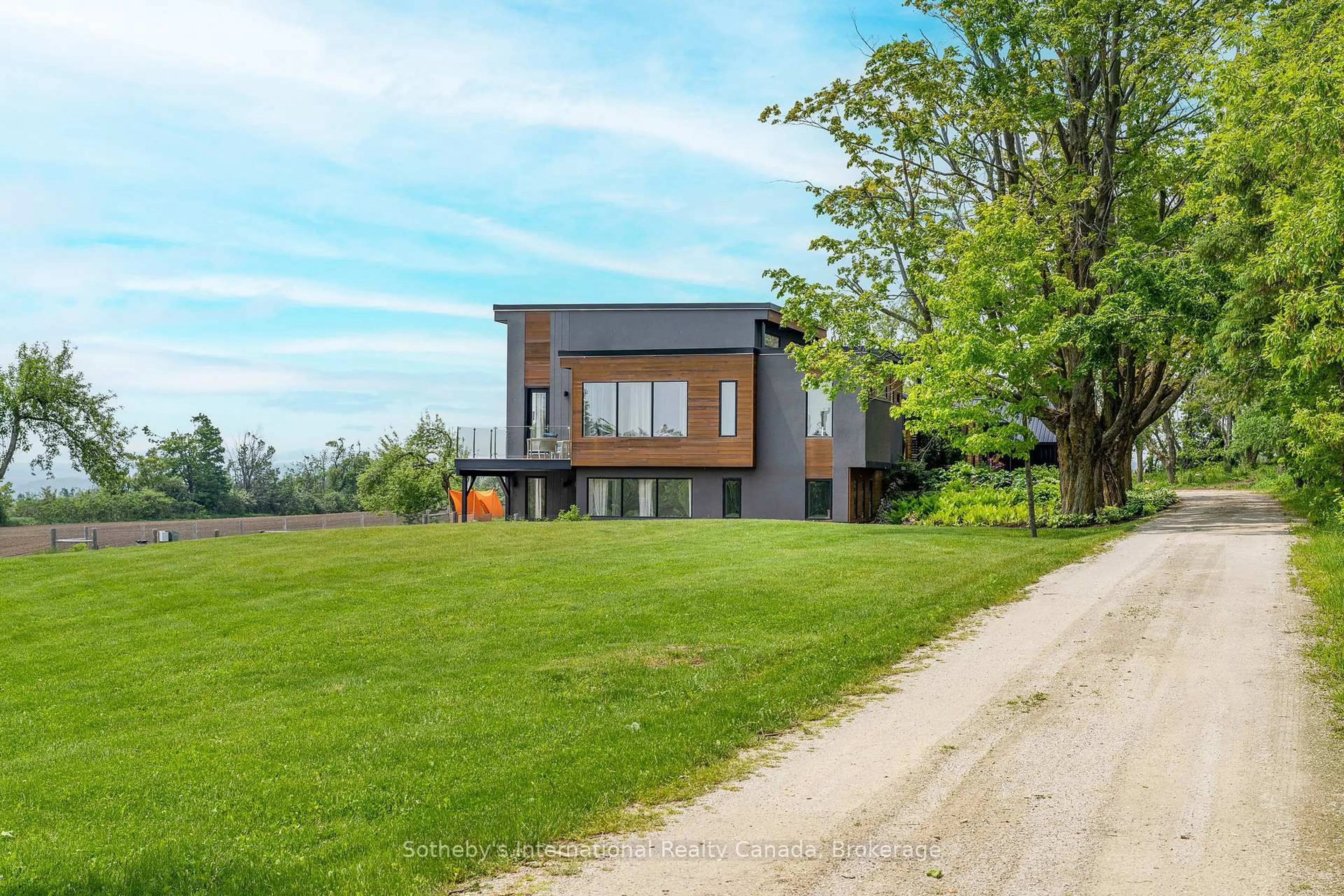 A pic from outside/outdoor area/front of a property/back of a property/a pic from drone, building for 2566 5 Concession, Clearview Ontario L0M 1G0