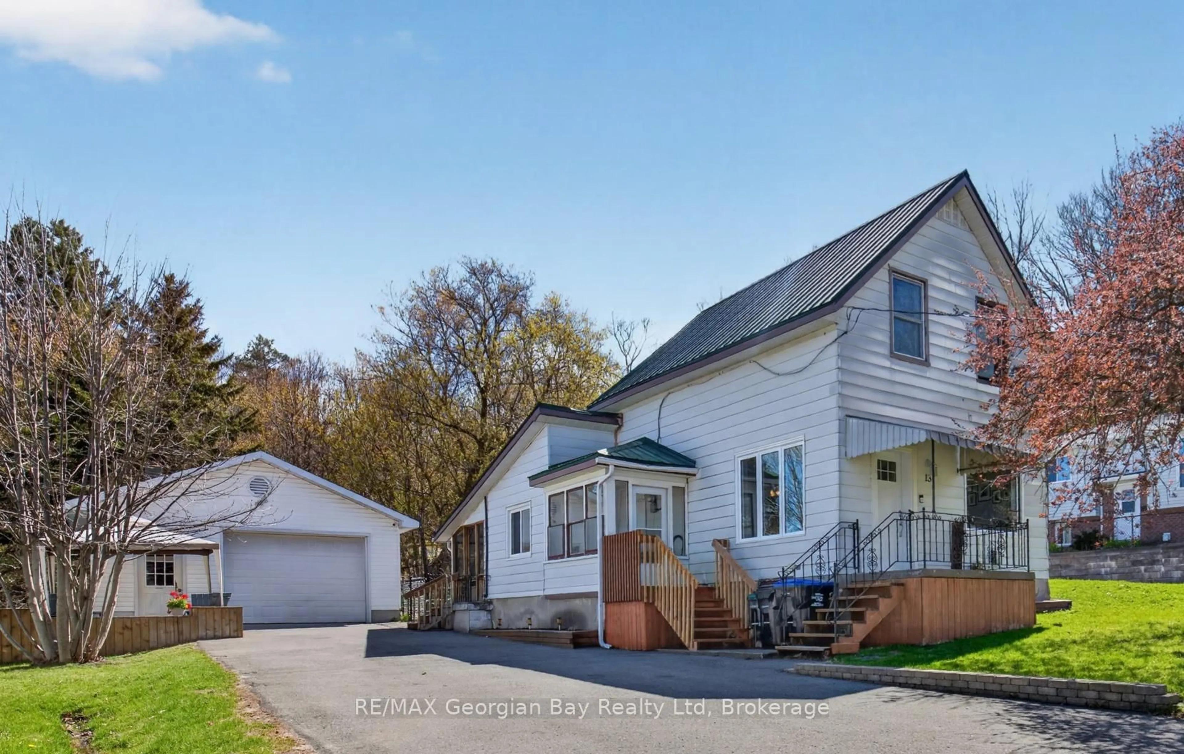 A pic from outside/outdoor area/front of a property/back of a property/a pic from drone, street for 13 Centre St, Penetanguishene Ontario L9M 1P1