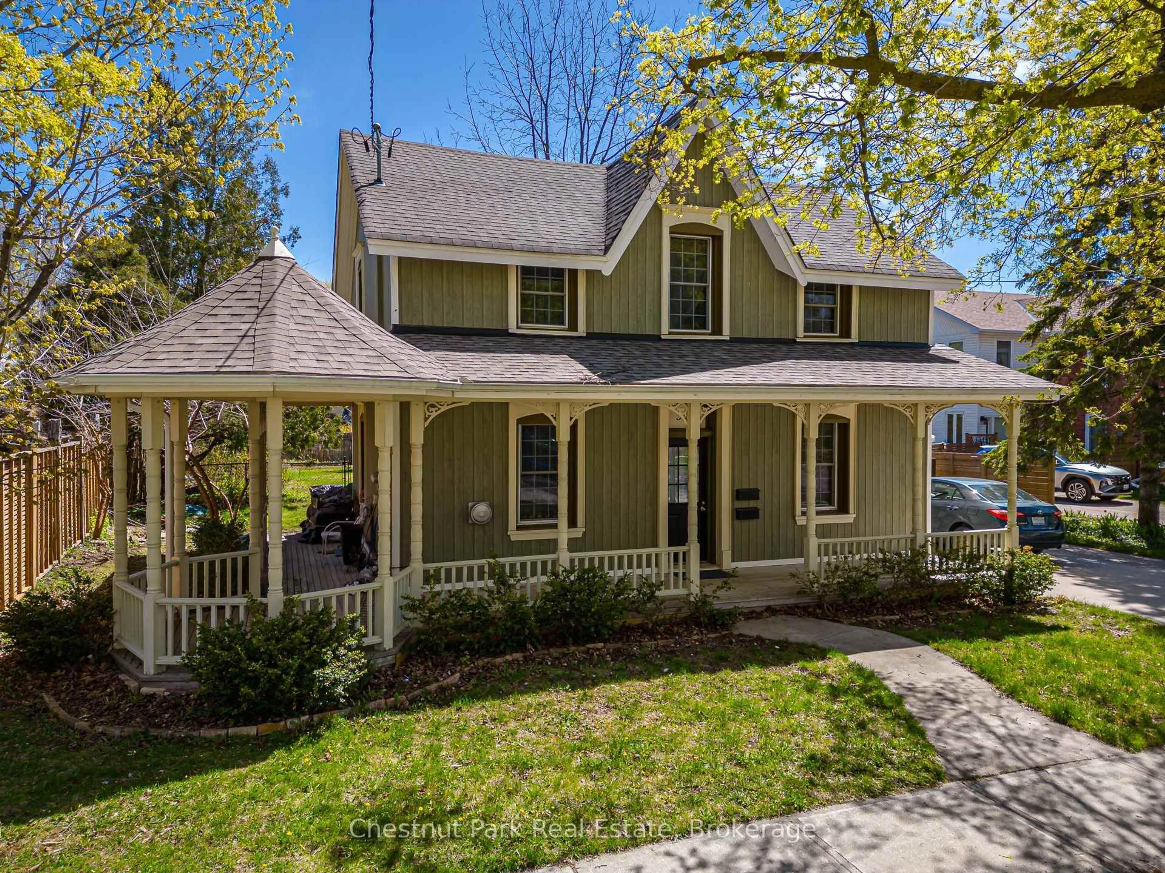 Home with vinyl exterior material, street for 537 Ste Marie St, Collingwood Ontario L9Y 3L2