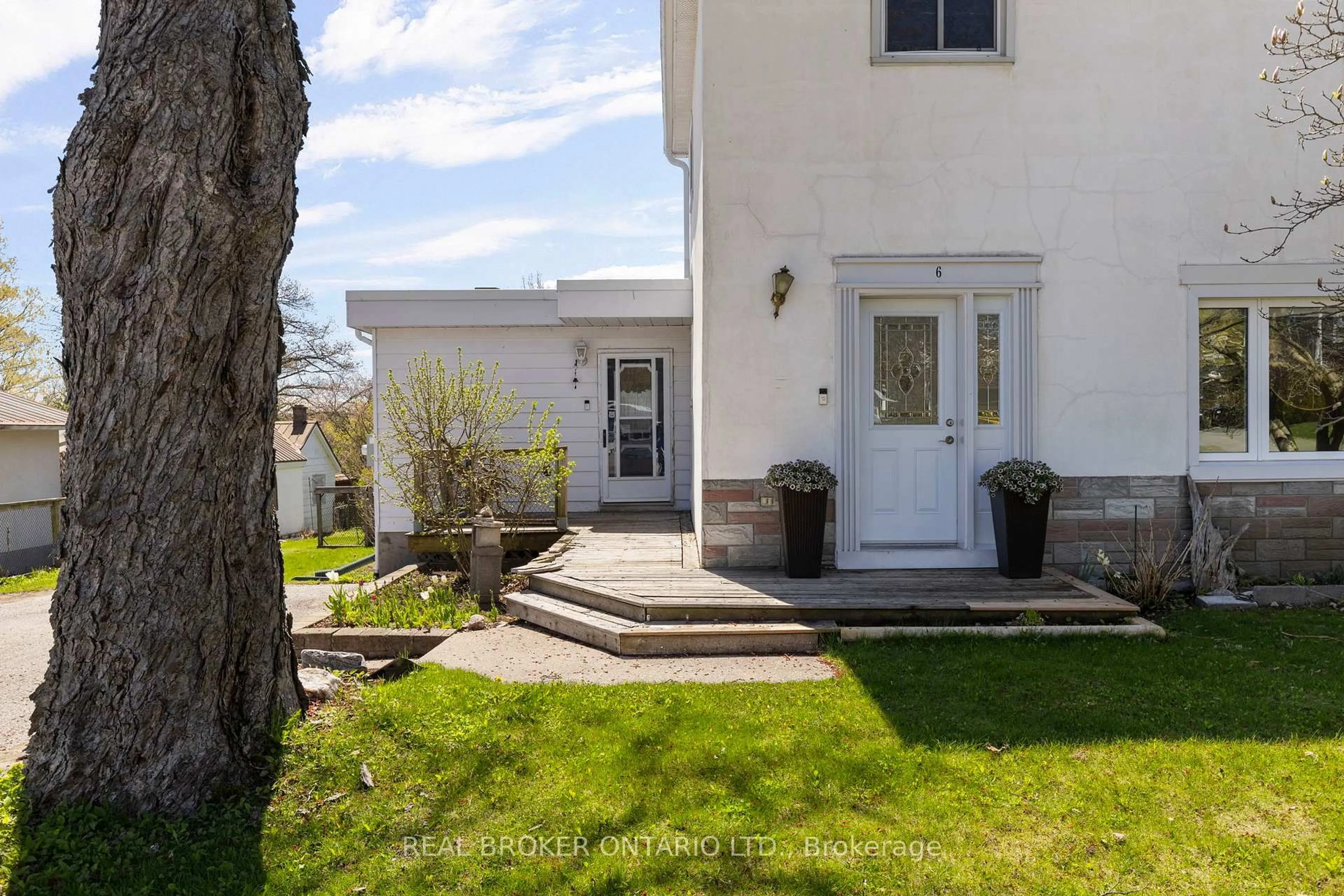 A pic from outside/outdoor area/front of a property/back of a property/a pic from drone, street for 6 Lucy St, Penetanguishene Ontario L9M 1K7