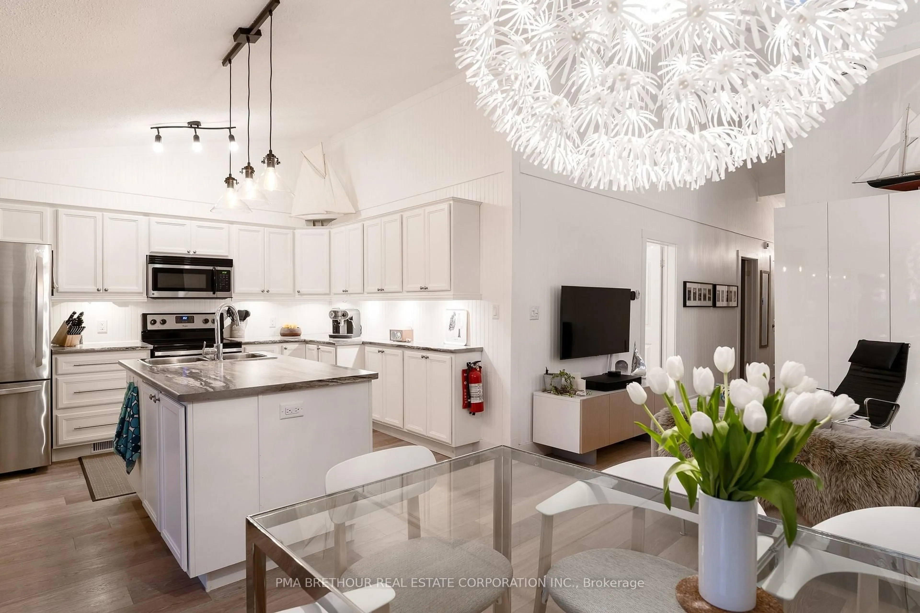 Open concept kitchen, unknown for 282 Coastline Dr, Wasaga Beach Ontario L9Z 2M4