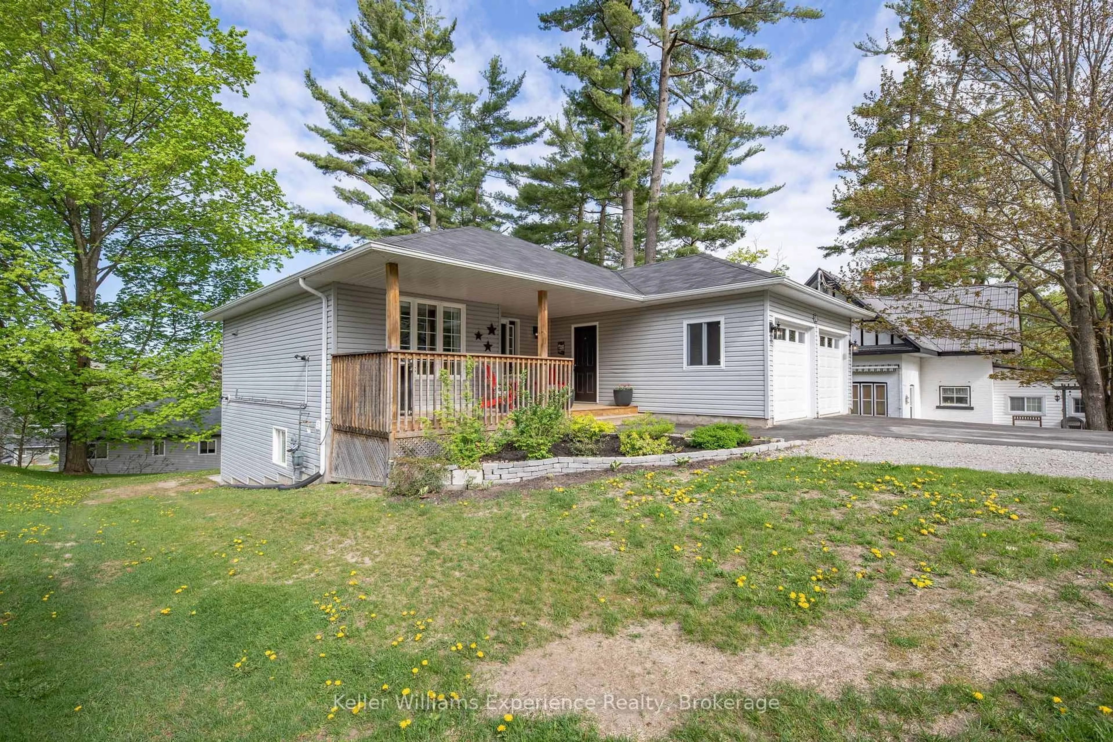 Home with vinyl exterior material, street for 10 Clarence Ave, Penetanguishene Ontario L9M 1A9